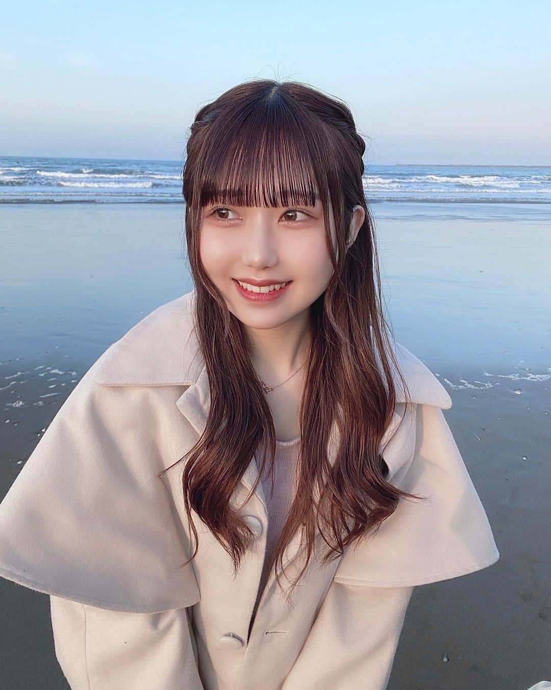 楠木しゅりさんのインスタグラム写真 - (楠木しゅりInstagram)「何枚目がすき？？ᐡ•͈ ·̭ •͈ᐡ . . . ままと妹と海いったときの！ 足だけ入ったんだけど冷たすぎた〜〜 お寿司もたべた ☺︎︎ . . . #アイドル #地下アイドル #EMNee #エミニー #海  #ハーフアップ #ハーフアップアレンジ  #アイドル前髪  #grl #mellowneon  #ケープコート」5月4日 11時46分 - kusunoki_shuri