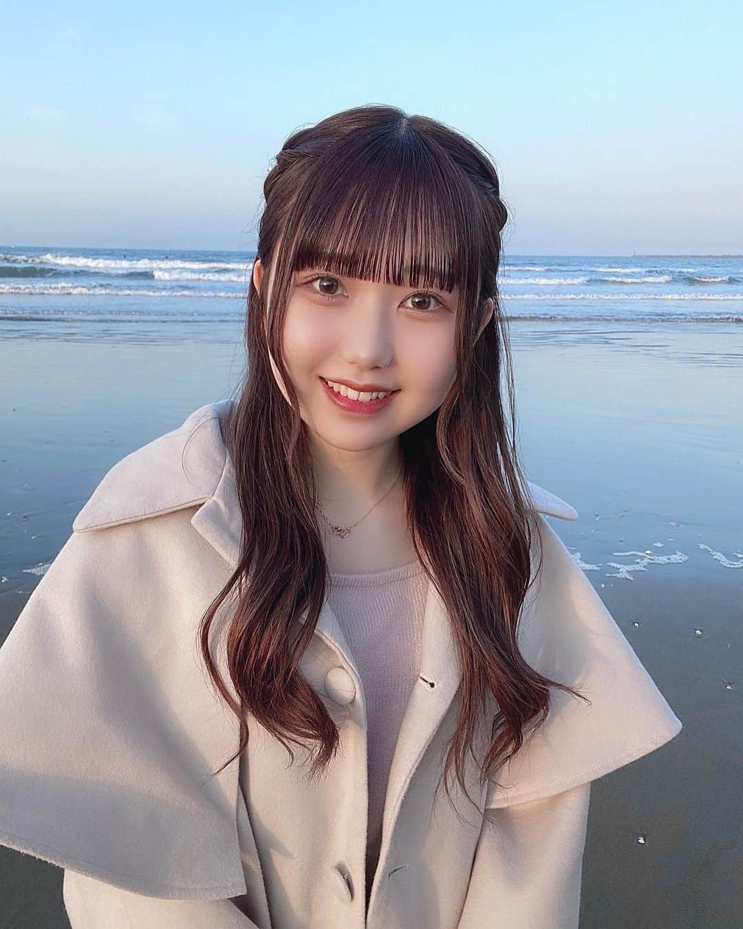 楠木しゅりさんのインスタグラム写真 - (楠木しゅりInstagram)「何枚目がすき？？ᐡ•͈ ·̭ •͈ᐡ . . . ままと妹と海いったときの！ 足だけ入ったんだけど冷たすぎた〜〜 お寿司もたべた ☺︎︎ . . . #アイドル #地下アイドル #EMNee #エミニー #海  #ハーフアップ #ハーフアップアレンジ  #アイドル前髪  #grl #mellowneon  #ケープコート」5月4日 11時46分 - kusunoki_shuri