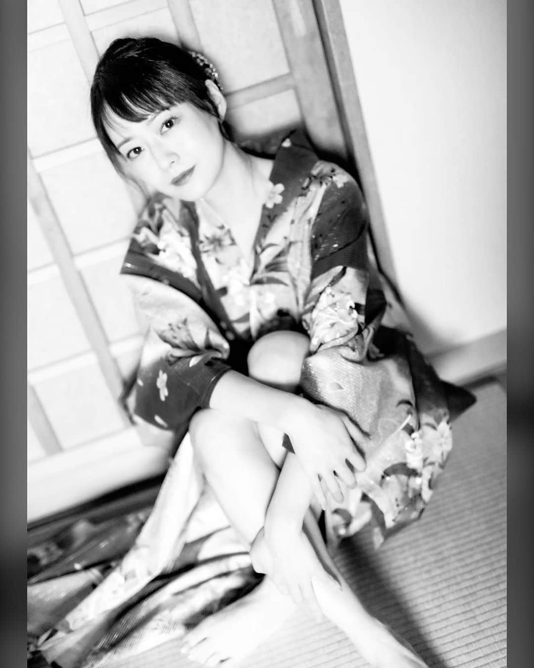 のインスタグラム：「👘🌸🇯🇵  浴衣📸  #吉山りさ #美容 #浴衣 #浴衣女子 #👘 #yukata #女子旅 #モデル #model #Japanese #溫泉 #温泉 #温泉ソムリエ #温泉モデル #温泉女子 #hotsprings #温泉旅館  #写真 #写真撮影 #撮影モデル #모델#photography #温泉旅行 #旅行 #旅 #撮影 #ポートレート撮影 #portrait #モノクロ #photography」