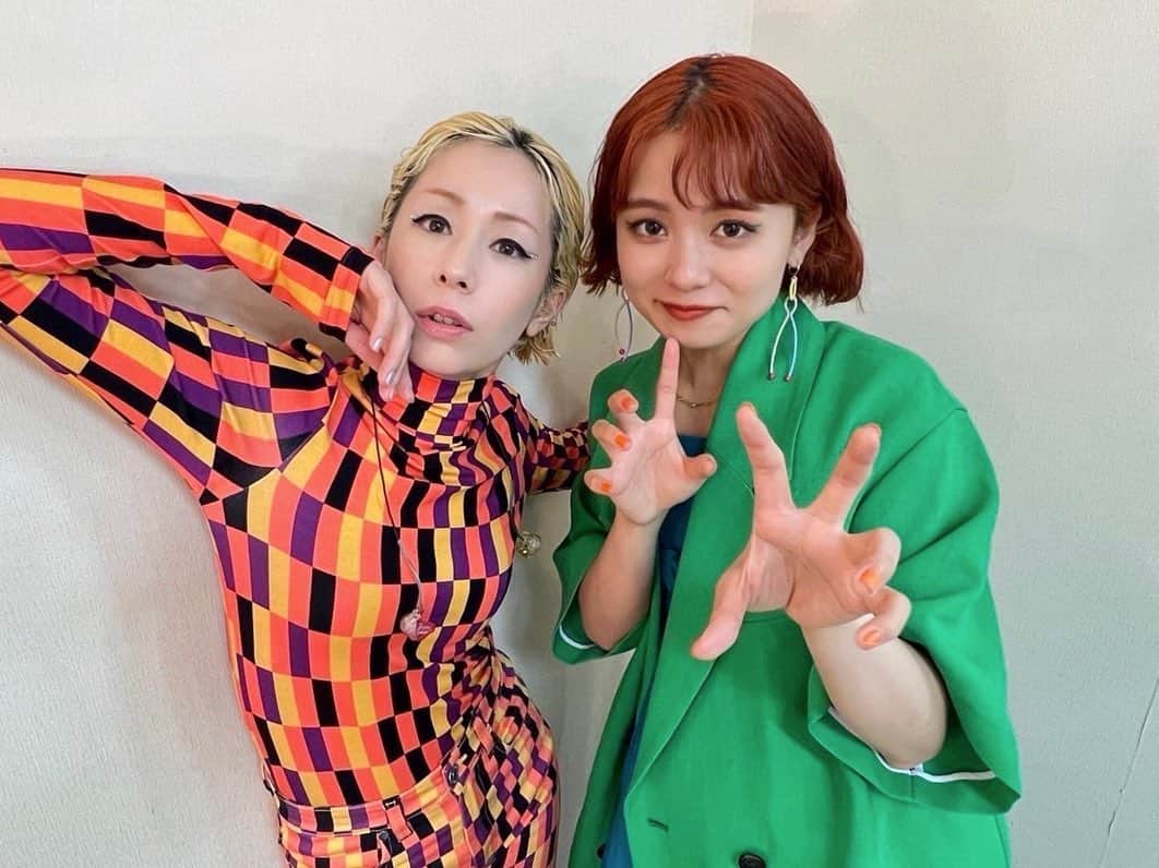 足立佳奈のインスタグラム：「ついつい頬が緩んでしまう。 私のカメラロールの中にある先輩方とのお写真です。。。🥺  木村カエラさん、 ポルノグラフィティさん、 土岐麻子さん、 水野良樹さん、 武部聡志さん、 斎藤有太さん、  本当に宝物です。 ありがとうございました！！！！  p.s. 最後の写真は、 この日のイヤリングが可愛かったので失礼しますっ。🥺」