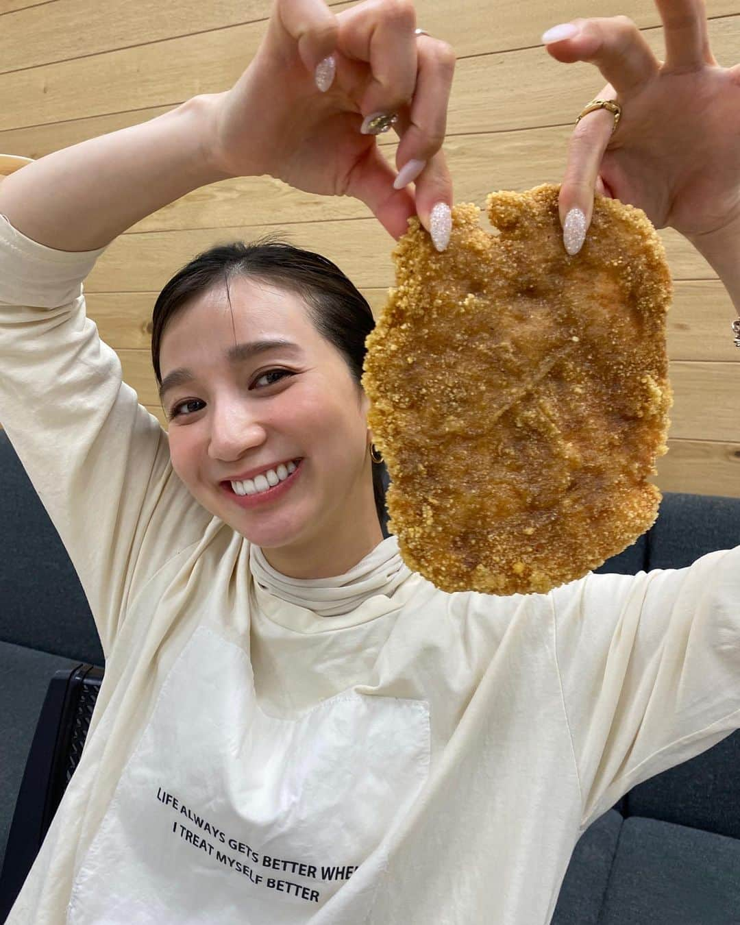 芹那さんのインスタグラム写真 - (芹那Instagram)「『芹那だよぉ』で お顔と同じ形の唐揚げ食べた🤤 美味しかった  #asmr なのに 思い出し笑いしすぎ🤭  早く火鍋食べに行きたいね😋 明日は ５月５日 🎂食べよう🎉㊗️ わたしももう少しで お誕生日かぁ  #炎旨大鶏排 #エンシダージーパイ  #asmr #台湾 #台湾グルメ #渋谷グルメ #唐揚げ #唐揚げ専門店 #渋谷ランチ #休日の過ごし方 は芹那だよぉを見てね」5月4日 23時00分 - serinaofficial