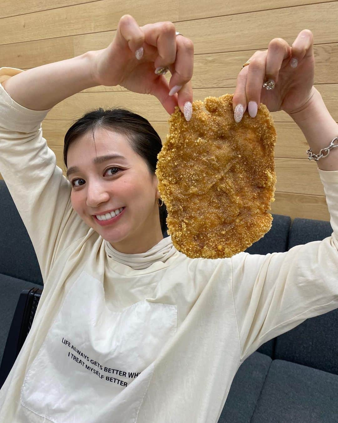 芹那さんのインスタグラム写真 - (芹那Instagram)「『芹那だよぉ』で お顔と同じ形の唐揚げ食べた🤤 美味しかった  #asmr なのに 思い出し笑いしすぎ🤭  早く火鍋食べに行きたいね😋 明日は ５月５日 🎂食べよう🎉㊗️ わたしももう少しで お誕生日かぁ  #炎旨大鶏排 #エンシダージーパイ  #asmr #台湾 #台湾グルメ #渋谷グルメ #唐揚げ #唐揚げ専門店 #渋谷ランチ #休日の過ごし方 は芹那だよぉを見てね」5月4日 23時00分 - serinaofficial