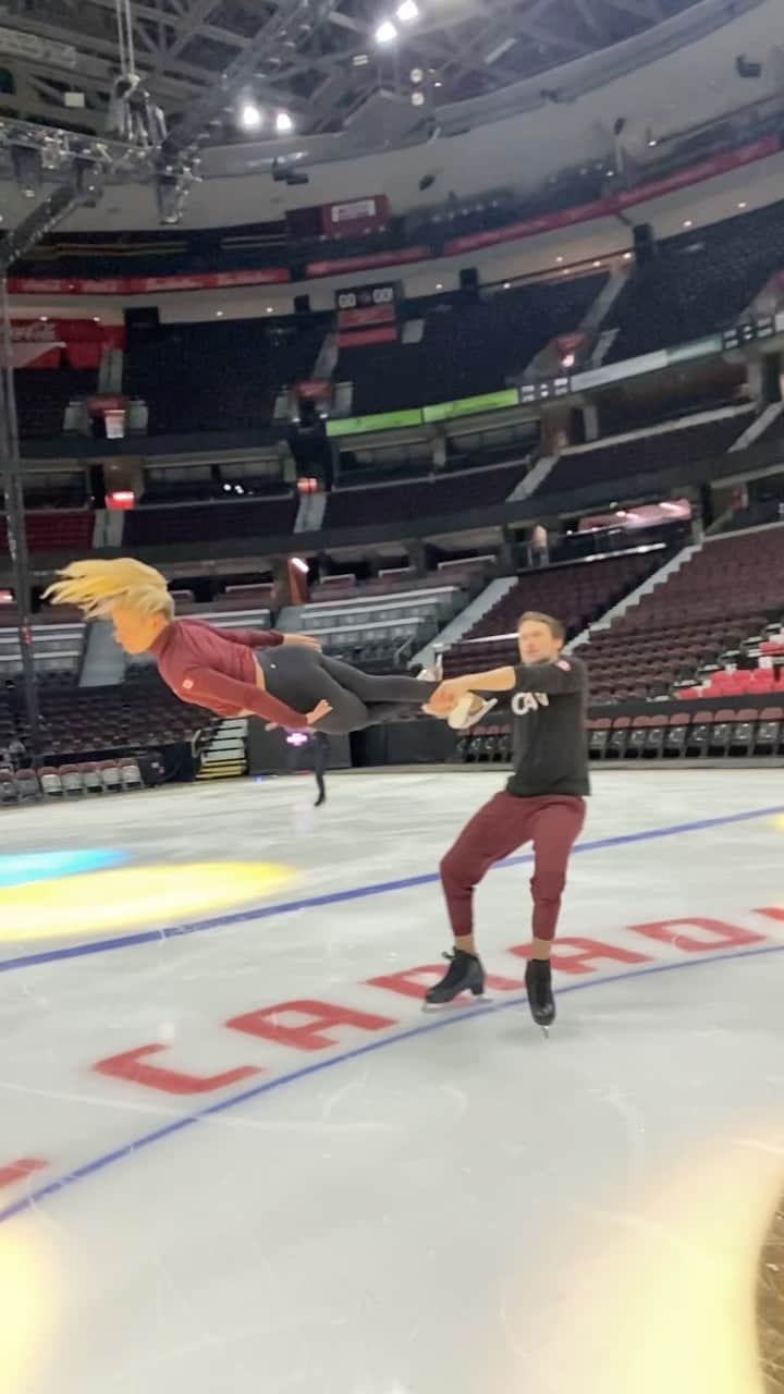 カーステン・ムーア＝タワーズのインスタグラム：「Show day in Laval!! Who’s coming?? See you tonight!! 💃 • @starsonice @marinarosauce1  #starsonice #placebell」