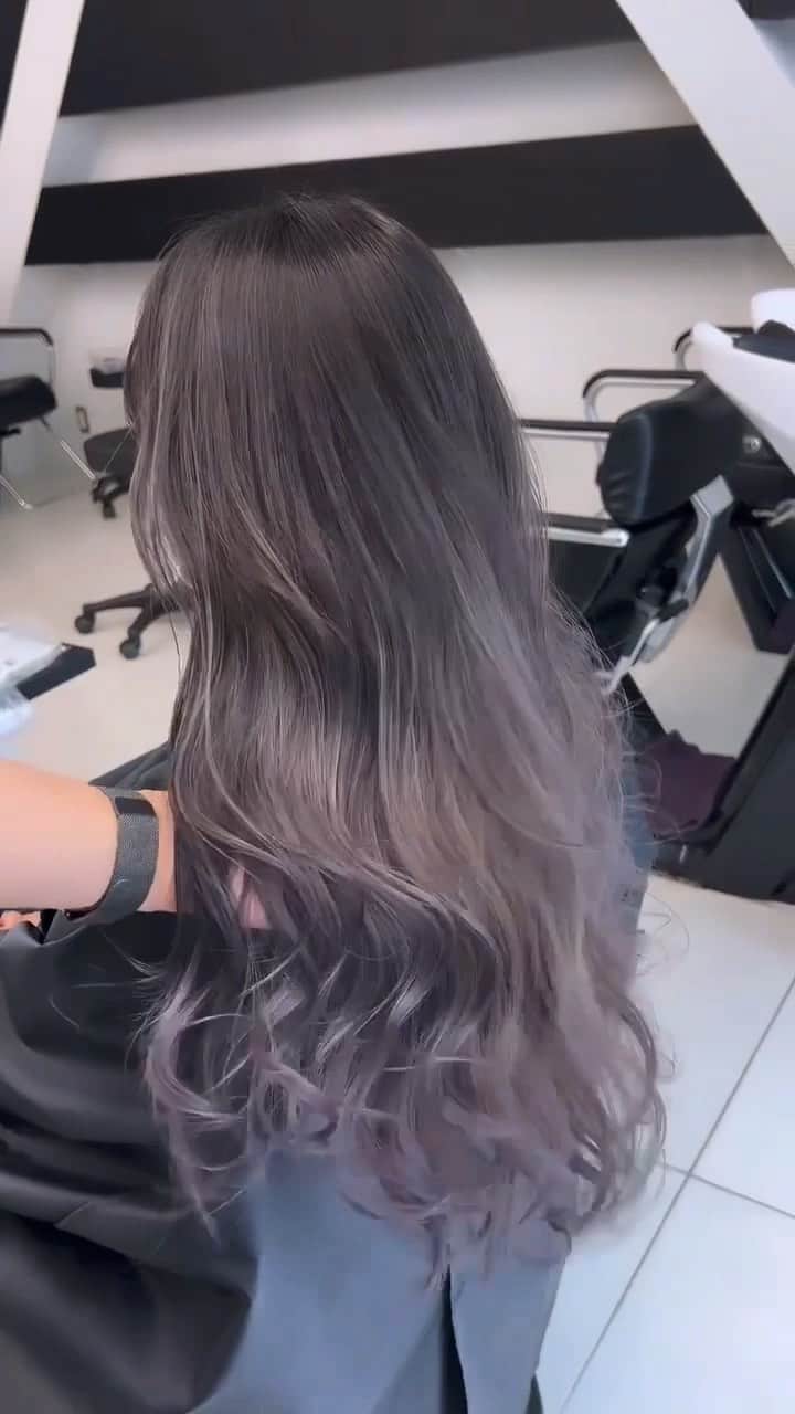 のインスタグラム：「【動画で見るヘアカタログ】  #ホワイトグレージュ の #バレイヤージュカラー です✨ ぜひ参考にしてみてくださいね！  ================================= @alivehair では、ヘアカタログや流行の ヘアカラー・ヘアスタイルに関する 情報を毎日更新中です💫 あなたの取り上げてほしいテーマを コメントすると記事になるかも？ ぜひフォローしてチェックしてください💡 =================================  ================================= ✂︎PRICE（店舗により金額が異なります。 クーポンもありますのでぜひご活用ください💁🏻‍♀️） ・グラデーションカラー：¥11,000〜 ・バレイヤージュカラー：¥22,000〜 ・ハイライト：¥15,400〜 =================================  #美容院 #美容室 #原宿美容室 #吉祥寺美容室 #ブリーチあり #グラデーション #グラデーションカラー #グラデーションヘアー #ホワイトカラー #ホワイトグレージュ #バレイヤージュ #バレイヤージュカラー #バレイヤージュヘア #エアタッチ #外国人風 #外国人ヘアー #外国人風カラー」