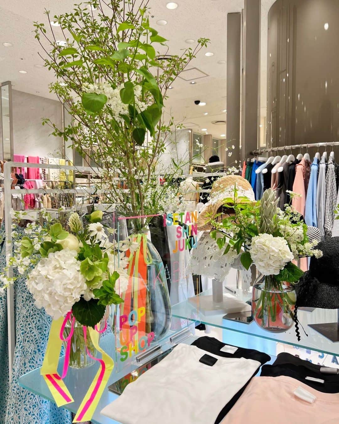 Mai Wakimizuのインスタグラム：「伊勢丹新宿店popup shop無事終わりました！ GW期間ということでご旅行に行かれてる方も多い中、LINKABLEが1番のメインイベントです！と幸せ過ぎるお言葉も頂きました（；＿；）♡初日から時間を作って会いに来て下さった方、期間中何度も足を運んで下さった方、そしてこの度初めましてだった方、沢山のお客様に支えられてLINKABLEが存在してるんだな、と改めて感じることが出来た一週間でした♡今回限られた時間でしか店頭に立てなかったにも関わらず、時間を合わせて会いに来て下さる方も多く、愛でしかない。感謝の気持ちでいっぱいです。沢山の方にお腹ヨシヨシしてもらってbabyも喜んでるだろうな♡ また次回もこの東京伊勢丹で今まで以上にワクワクするラインナップでpopupが出来るよう、日々モノづくりに全力を注いで行きます♡もうね、胸いっぱいです。本当に本当に有難うございました＼(^o^)／ #linkable」