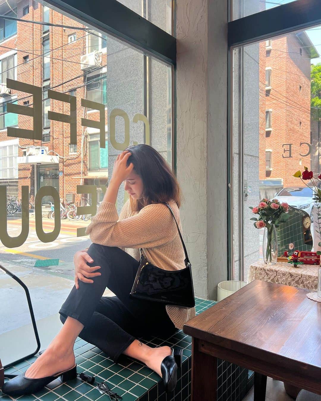 真間玲奈のインスタグラム：「#협찬 🖤 @folnua_official @folnua_jp   あったらしい黒テッカテカBagでおでかけした日🦨  #folnua#폴뉴아#フォルニュア」