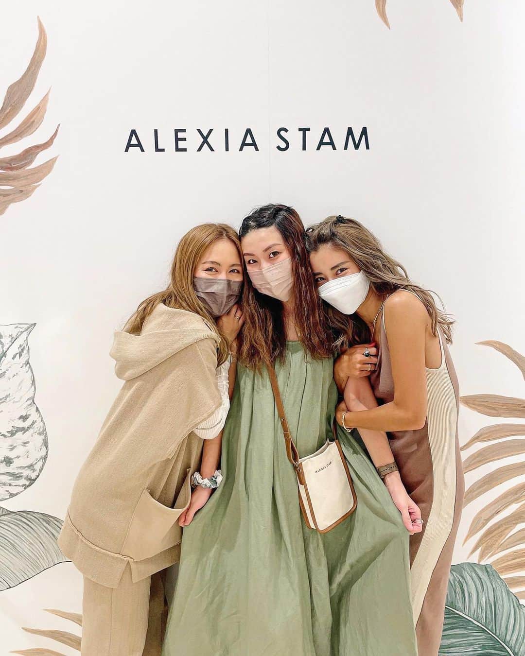 SHIHOのインスタグラム：「♡ 𝗟𝗶𝗺𝗶𝘁𝗲𝗱 𝗣𝗼𝗽 𝘂𝗽 𝗦𝘁𝗼𝗿𝗲 𝟮𝟬𝟮𝟮 𝗢𝘀𝗮𝗸𝗮🌿 ・ ・ 今回も無事に行けましたぁ🥹 行けるかわからんかったけど 今回であんなさんが𝗟𝗮𝘀𝘁と 言う事で絶対絶対絶対に 行きたいって気持ちで 行くことができ、、、 みちさんとの写真も 抽選当たらなかったけど、、、 無事に写真が撮ることができ もう幸せな1日でしたぁ🥹🫰🏽 ・ ・ みちさんとあんなさんに ぎゅーってしてもらえて ピンでの写真を2人に撮ってもらえて ウォールアートに完璧な 色合いで3人で撮れて𝗛𝗮𝗽𝗽𝘆🫶🏽 ありがとうございました🤍🤍🤍 ・ ・ 𝗔𝗟𝗘𝗫𝗜𝗔仲間・スタッフさんにも 感謝感謝🥲みんなの心配して 下さる気持ちが嬉し過ぎました😭 私を連れてってくれた友達にも 感謝感謝🥲𝗧𝗵𝗮𝗻𝗸 𝘆𝗼𝘂🫰🏽 ・ ・ ゆっくり𝗣𝗼𝘀𝘁していきます☁️ 𝗢𝘀𝗮𝗸𝗮 𝗣𝗼𝗽 𝘂𝗽もあと1週間🥹 あんなさん‼️ 地元大阪で楽しんで下さいね✨ だぁーいすきっ🫶🏽 ・ ・ #アリシアスタン#海#ラテ肌#海好きな人と繋がりたい#ファション#美容#旅行#アラサー#水着#ビキニ#阪急うめだ#sea#popup#2022sscollection#beach#fashion#travel#trip#flagshipstoreomotesando#alexiastam#alexiastambeachtrip#alexiastammermaids#beachgirl#beachlover#alexiaoutfit#swimwear#bikini#summer#gw」