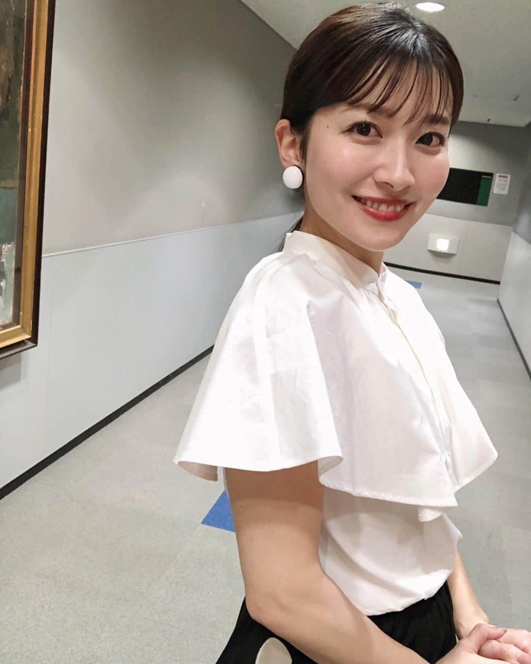 山本里菜さんのインスタグラム写真 - (山本里菜Instagram)「. 皆さんGWどのようにお過ごしですか？？🍧💕  お出かけの方も お家でのんびりな方も  今夜19:00〜 『東大王』ぜひ見てください✨  〜〜〜 衣装 ブラウス...rienda イヤリング...ABISTE 〜〜〜  #東大王　#クイズ　#水玉」5月4日 15時30分 - rinayamamoto_0622