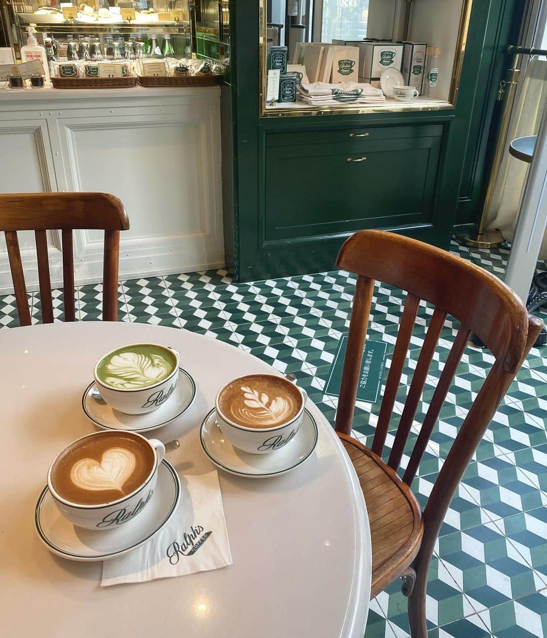 のインスタグラム：「☕️Ralph Lauren Cafe 　 明治神宮前？表参道？の ラルフローレンカフェに行ったよ❤︎ 人気すぎてびっくりした(꒦ິ⌑꒦ີ) お目当てのクマさんクッキーはいなかった。。。 ただ、店内のテイストとかすごい可愛いから次違う店舗とか行く時スクールガールみたいな服のテーマ決めて行きたい🏫 　      #cafe #tokyo #RalphLauren #ralphlaurencafe  #ラルフローレンカフェ #ralphscoffee #ラルフズコーヒー #ラルフローレン　#カフェラテ #コーヒー #ラテアート  #表参道カフェ #明治神宮前カフェ #東京カフェ  #cafe  #ラグジュアリー  #カフェ巡り #カフェ部 #カフェ  #原宿カフェ #スイーツ巡り」