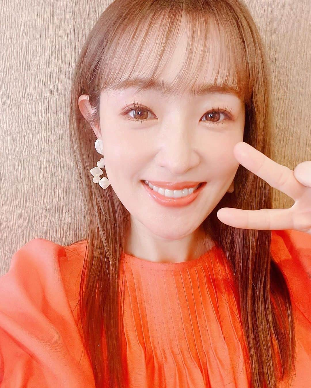 大沢あかねさんのインスタグラム写真 - (大沢あかねInstagram)「最近の衣装🧡 1.2.３枚目のオレンジのセットアップ👇  ⚫︎トップス・パンツ ダイアグラム @diagramofficial  ⚫︎イヤリング アビステ @abiste_official  ⚫︎靴 ダイアナ @dianashoespress  4.5.６枚目のリボン付きワンピース 🎀👇  ●ワンピース @anmille.official  7.8.9.10枚目の襟付きニットとスカートは、、🤎💛  ●ニット @andemiu_official ●スカート @jillstuart.jp  です🥰また何かありましたらコメント欄に書いてね☺️✨」5月4日 16時04分 - oosawa_akane.official