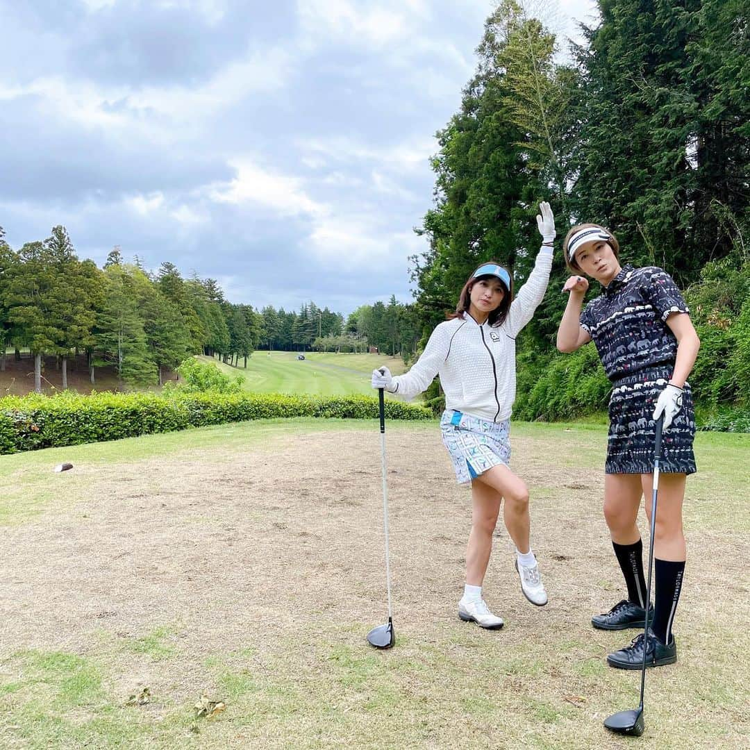 狩野舞子さんのインスタグラム写真 - (狩野舞子Instagram)「・ 先日のゴルフ🤤⛳️ もっちーさんと私、一体何のポーズをしているでしょうか… 🐫🐓🐘🐈🦩🦒 これはクイズにならないな…笑 ・ #ゴルフ #golf #noppomaikogolf」5月4日 16時17分 - kanochan715