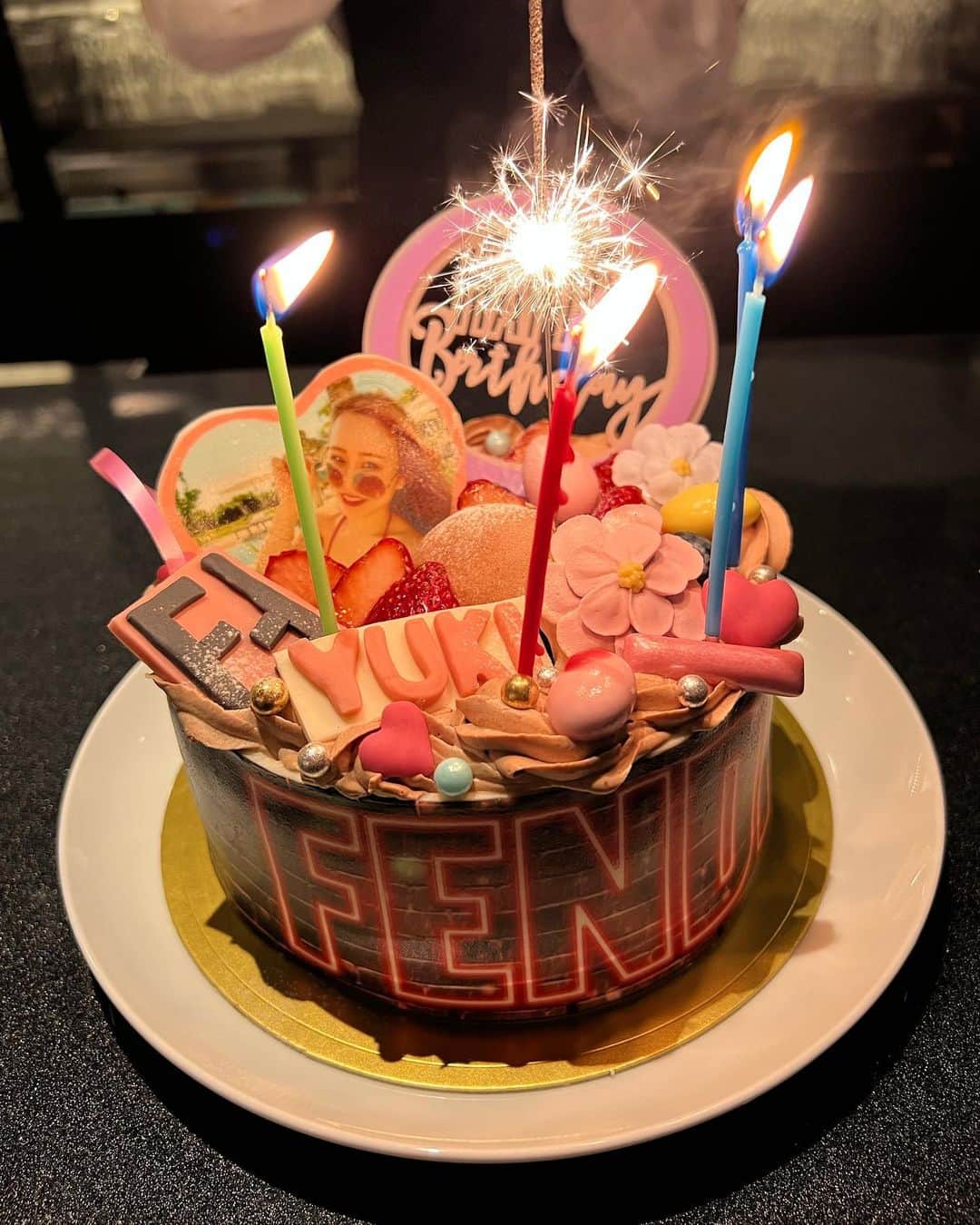カリスマゆきちゃんさんのインスタグラム写真 - (カリスマゆきちゃんInstagram)「大好きな @eri.ogawa1102 さんから 今年もお誕生日をお祝いして頂きました🥹💕💕💕  今年もケーキもプレゼントもFENDI尽くし🥹🥹🥹  @juli_sasa さんのケーキはクオリティが高くて可愛すぎでした、、❤︎  プレゼントもすごく可愛い💛 @fendi の新作ピーカブーを🥹 しかもイエロー💛💛💛  かなりお忙しいのに、 そんな中でケーキやプレゼントを考えて下さって本当に嬉しいです🥹  いつもありがとうございます♥️♥️♥️  #えんりけさん #エンリケさん #エンリケ空間 #お誕生日サプライズ #mybirthday #シャンパンサロンエンリケ #fendi #フェンディ #フェンディバッグ #ピーカブーミニ #ピーカブー #イエローカラー #シャンパン #happybirthday #エンリケ様 #ありがとうございます」5月4日 16時40分 - charisma.yukichan