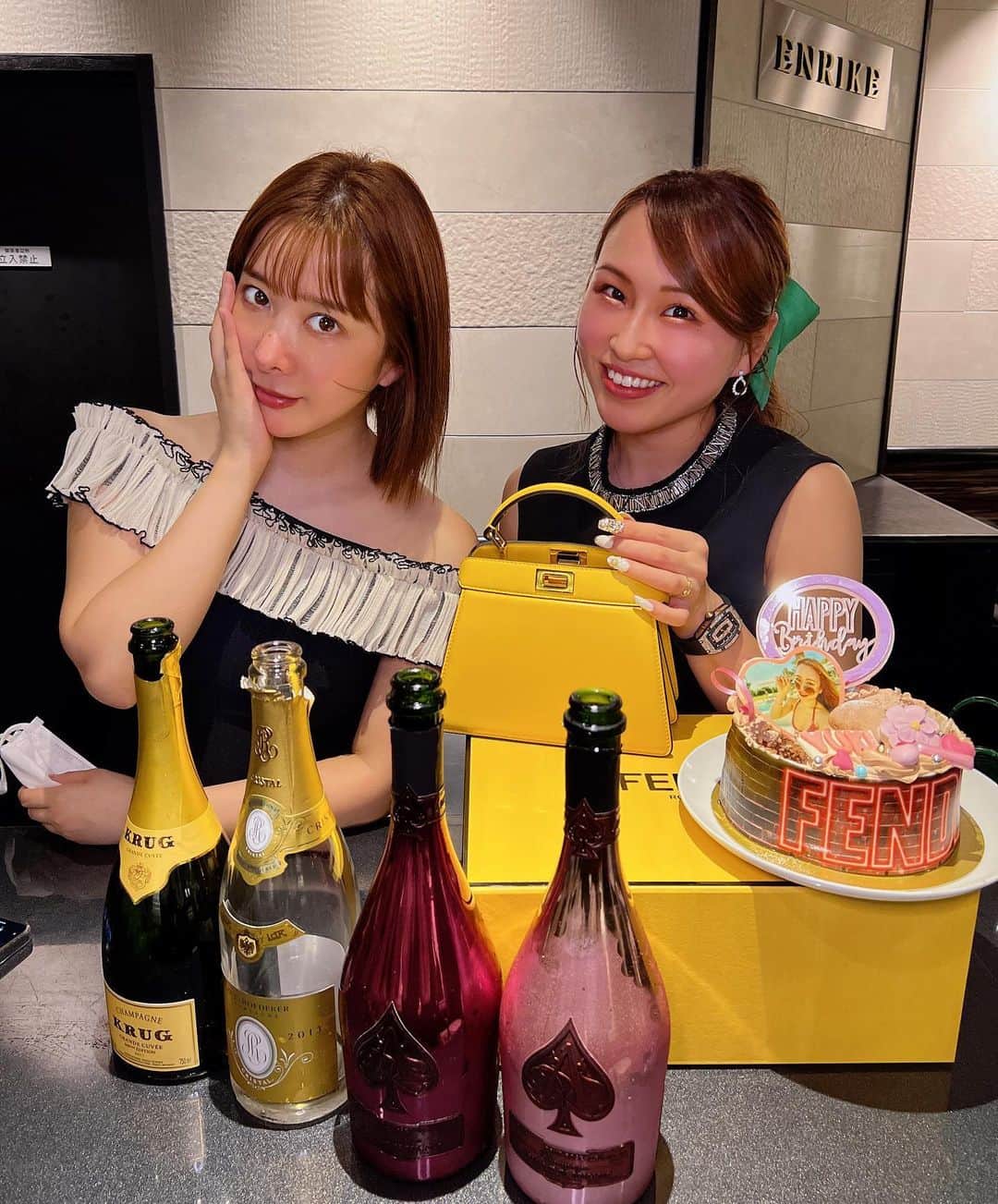 カリスマゆきちゃんのインスタグラム：「大好きな @eri.ogawa1102 さんから 今年もお誕生日をお祝いして頂きました🥹💕💕💕  今年もケーキもプレゼントもFENDI尽くし🥹🥹🥹  @juli_sasa さんのケーキはクオリティが高くて可愛すぎでした、、❤︎  プレゼントもすごく可愛い💛 @fendi の新作ピーカブーを🥹 しかもイエロー💛💛💛  かなりお忙しいのに、 そんな中でケーキやプレゼントを考えて下さって本当に嬉しいです🥹  いつもありがとうございます♥️♥️♥️  #えんりけさん #エンリケさん #エンリケ空間 #お誕生日サプライズ #mybirthday #シャンパンサロンエンリケ #fendi #フェンディ #フェンディバッグ #ピーカブーミニ #ピーカブー #イエローカラー #シャンパン #happybirthday #エンリケ様 #ありがとうございます」