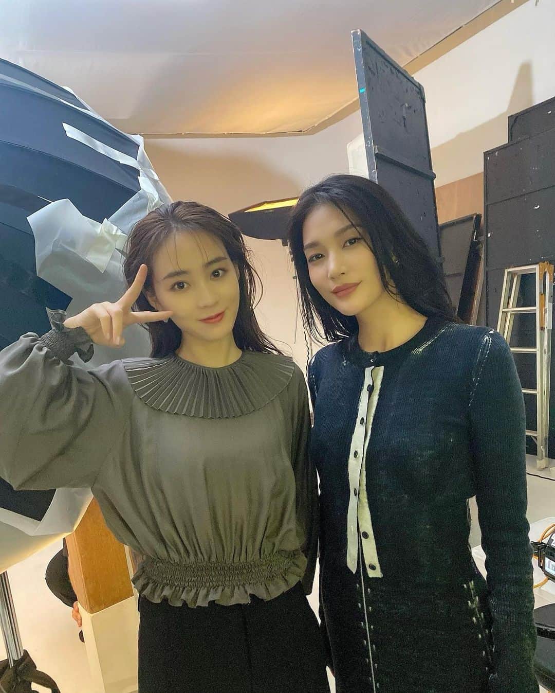 利水翔のインスタグラム：「時差投稿📷 ⁡ 撮影で一緒だったまゆかちゃんとの 写真をぺたり🧸✨ ⁡ ⁡ ⁡ #二人とも人見知り 笑🫣 #撮影 #girl #happy #tokyo」