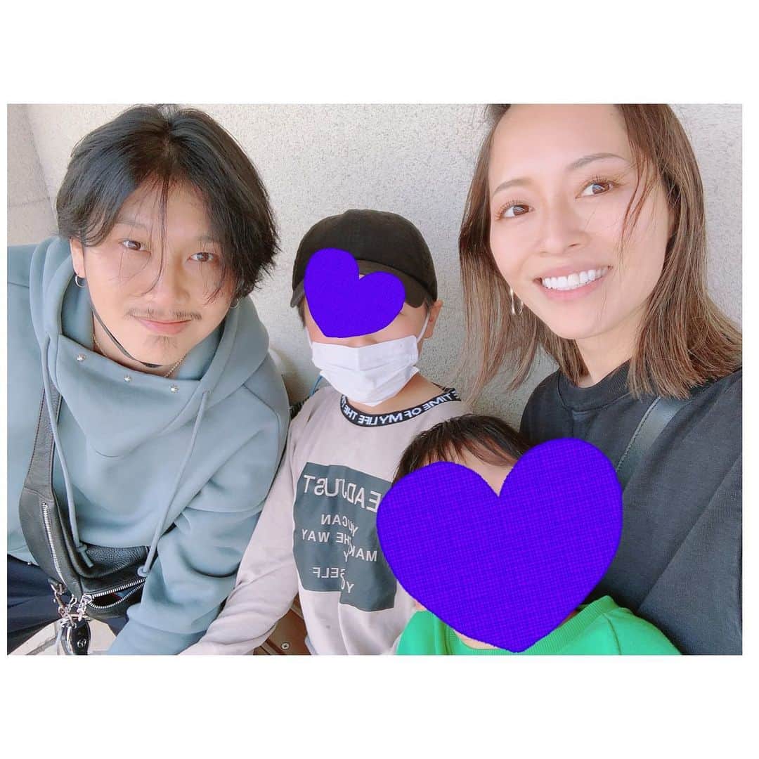 小森純のインスタグラム：「GWは4日間お休みを頂いて家族旅行にいってきました😊 長男小2👦 次男小1👦 2人で出来ることも増えたし、休日は2人で公園にいっちゃったり、 相変わらず意味わからないくらい忙しくさせて頂いてる旦那も、 相変わらずマイペースに忙しくさせて頂いている私も、 休みを合わせてみました😊 やはり、みんな過ごすのもやっぱり最高だね😊家族でゆっくりタイムも年末年始以来だった❗️ ・ 日々賑やかに、 穏やかに、幸せに過ごしたいです😊 ・ 帰ったら洗濯物の山がまってる。。 頑張ろー💪❗️ ・ #家族旅行 #gw旅行  #兄弟 #家族写真  #家族の時間」