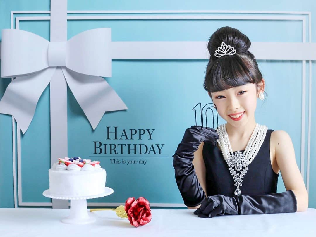 Akiさんのインスタグラム写真 - (AkiInstagram)「5/4 ・ HAPPY BIRTHDAY!!💋 ・ 10歳になりました👧🏻 ・ ・ ・ 身長125cm ・ 将来の夢は バレーボール選手🏐 ・ ・ 目立つ事が大好きで 去年も今年も学級委員 ・ ・ 最近のブームは YouTubeで丁寧な暮らし系の動画を見ること ・ 口癖は 👧🏻「くすみカラー可愛い」 ・ ・ 今年のお誕生日プレゼントは 文房具にハマっている本人希望により ・ 【無印良品で好きな物買ってもらえる券】 ・ #目録 #丁寧な暮らしと言えば無印 ・ ・ ・ 責任感があって 困ってる人がいたら真っ先に走って向かう娘 ・ 太陽のように明るい娘 ・ たまに色々抱え過ぎて 泣いちゃう娘 ・ ・ そんな時はいつでもママを頼ってね ・ ・ お誕生日おめでとう🎂 ・ ・ ・ ・ #10歳#10歳誕生日#誕生日#イエスタ#ティファニーで朝食を#オードリーヘップバーン#おうちフォト#おうちスタジオ#誕生日フォト#バースデーフォト#happybirthday#birthday#birthdayphoto#archdays#birthdaygirl#audreyhepburn」5月4日 17時28分 - mas_0504