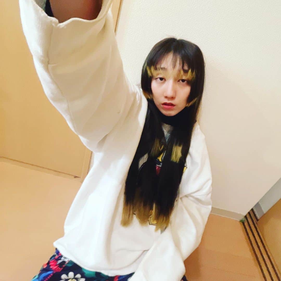 のインスタグラム：「髪型変〜えた！ 姫カットをもう一段増やして、ネオ姫カットになりました〜🎊🎊どうしよう！最高すぎでは？！ 戻せって言われるまでこの髪型なので、イケてる髪型の役が必要な方オファー待ってます🙋‍♀️この髪型のうちになんか撮影もしたい〜！  最高にしてくれた　@risel_samon  いつもありがとうございます！！ アガル〜〜〜🔥🔥🔥」