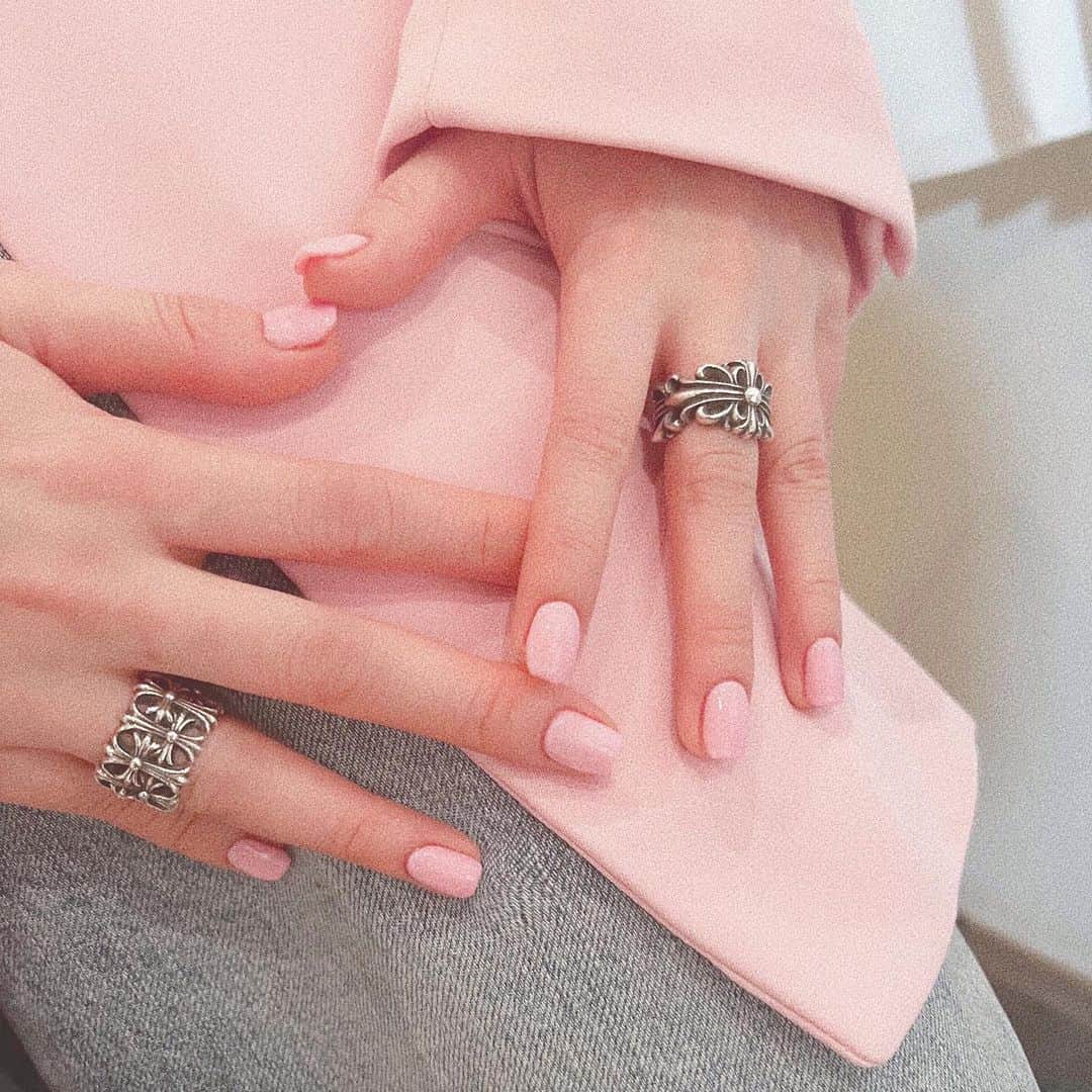 吉田菫さんのインスタグラム写真 - (吉田菫Instagram)「🎀 𝒑𝒊𝒏𝒌 𝒏𝒂𝒊𝒍 🎀  相変わらずたくましい手だな…笑 のりちゃんいつもありがとう🍑💓 かぐや様のときは基本シンプルネイル💅 . #nail #pink #pinknail #ネイル　#marvelousnail #marvelous」5月4日 17時49分 - sumiredooon1228