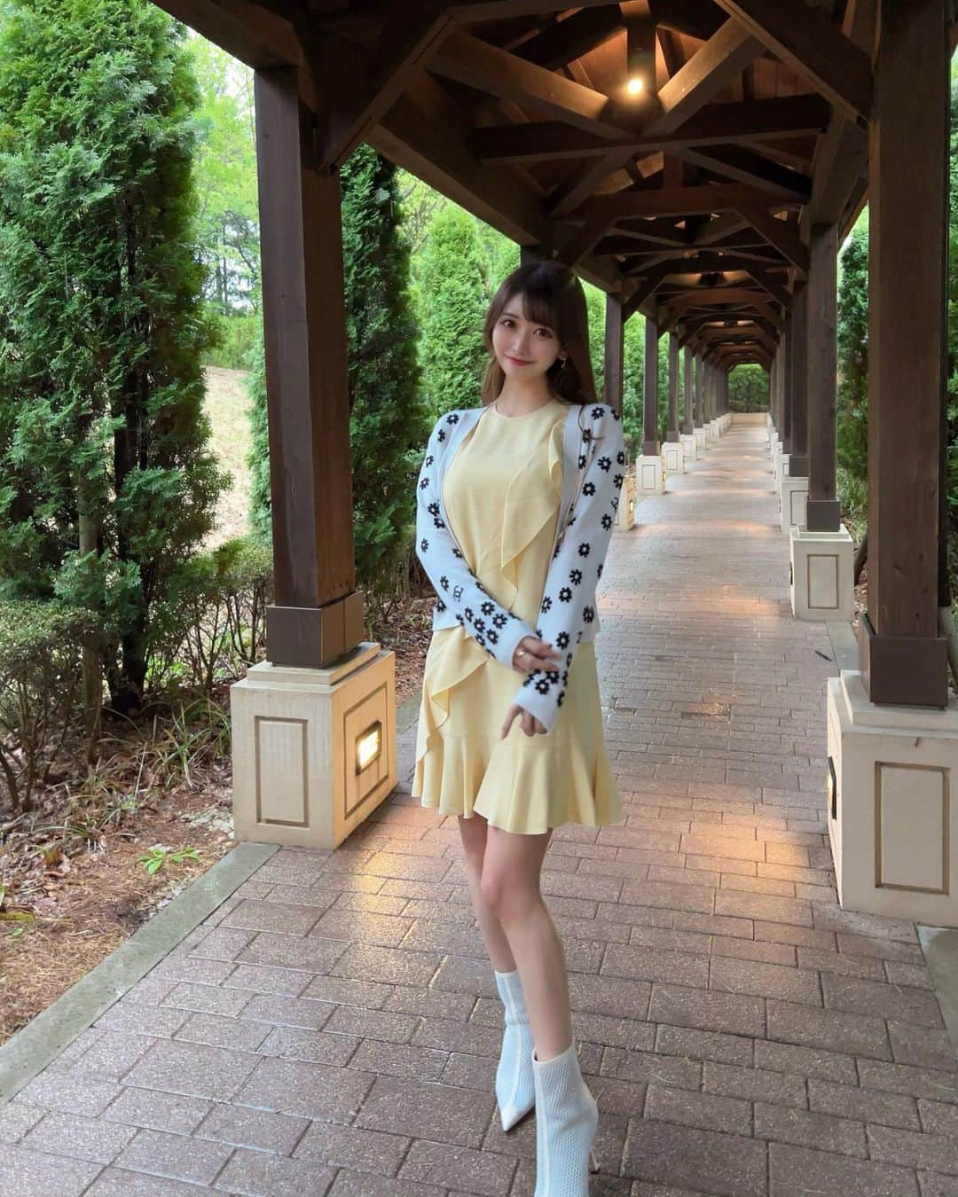 MAYUさんのインスタグラム写真 - (MAYUInstagram)「. 🌼🌼🌼 . ゴルフの後にフレンチ食べた日🍴 いっぱい食べたいからワンピース着がち👗✨ . 黄色すきなんだ〜💛 ひらひらでかわいいっ @redvalentino  . 涼しい顔してるけどめちゃくちゃ寒かった🥹 . #ゴルフ女子#ファッション#レッドバレンティノ#fashion#fashionstyle#fashionista#ootd#golf#golfwear#golfer#golflife#redvalentino#maisonvalentino#valentino#chanel#japanesegirl」5月4日 18時01分 - mayu.kina_golf