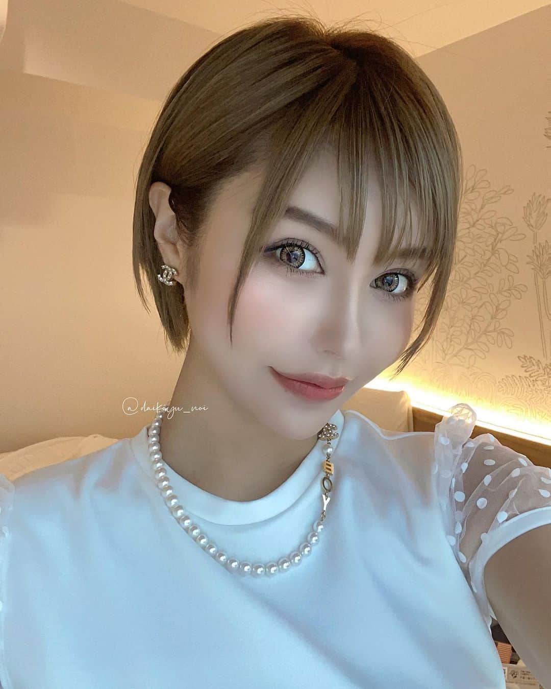 のいちゃんのインスタグラム：「カーテン越しって盛れるよね🫡 . . . #afactory #黒髪#ダウンタイム #ショートカット#シーシャ#ドレス #vantyme#2022#travel#summer#diet#sea#beauty#整形#豊胸#makeup#川越#沖縄#大阪#北新地#ミナミ#東京#新宿#歌舞伎町#博多#錦#キャバ嬢#シーシャ#のいちゃん#ランスタグラム」