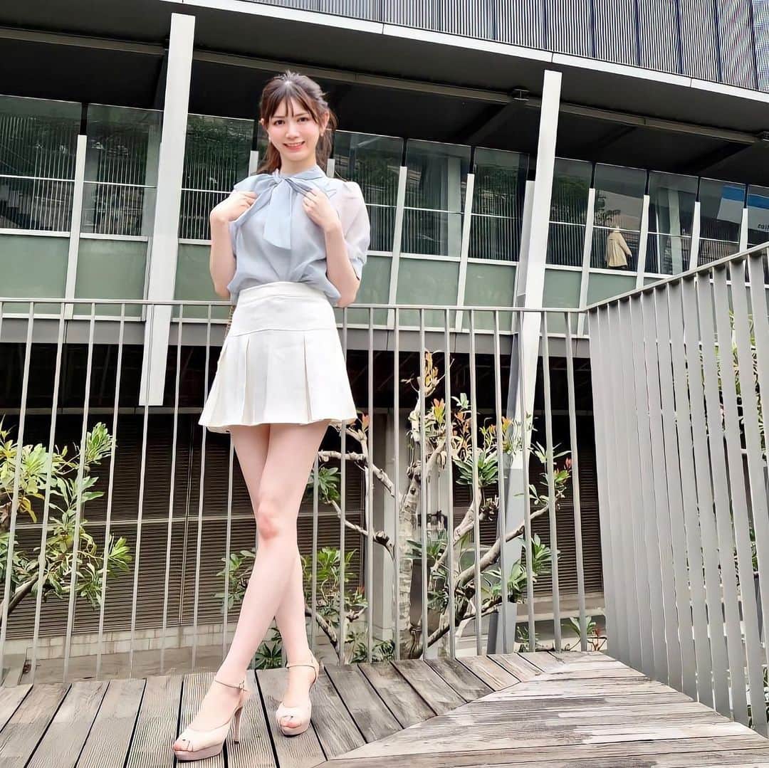 のインスタグラム：「🎀 水色大好き💎  クローゼットの中も洋服が 白ベージュ水色ばっかり🐠  .  #水色コーデ #水色系統 #水色向上委員会 #夏コーデ#夏コーディネート#プリーツスカート#フレアスカート#プリーツスカートコーデ #ミニスカート #ミニスカートコーデ #miniskirt #高身長女子#高身長女子コーデ#広島#尾道#福山#呉#東広島#脚長#美脚#美脚モデル#生足#素足#脚痩せ#足痩せ#slender#modelstyle#asiangirls #asianbeauty #asianmodel」