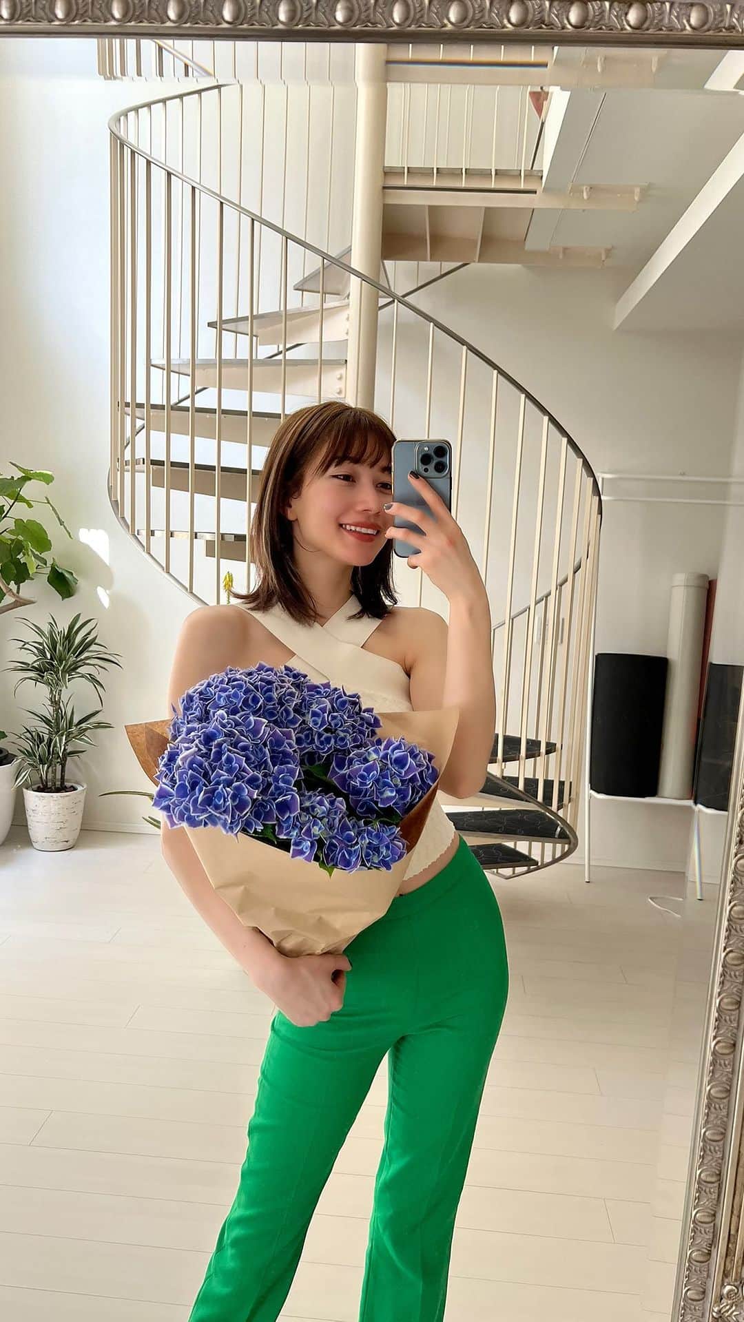 山本ソニアのインスタグラム：「new in 🌷  お洋服は @tarajarmon_jp  グリーンのパンツもデコルテがクロスになったトップスもお気に入り🍀  楽しいゴールデンウィークを皆さんも過ごしてくださいね☀️  #tarajarmon  #tokyomodel #私服」