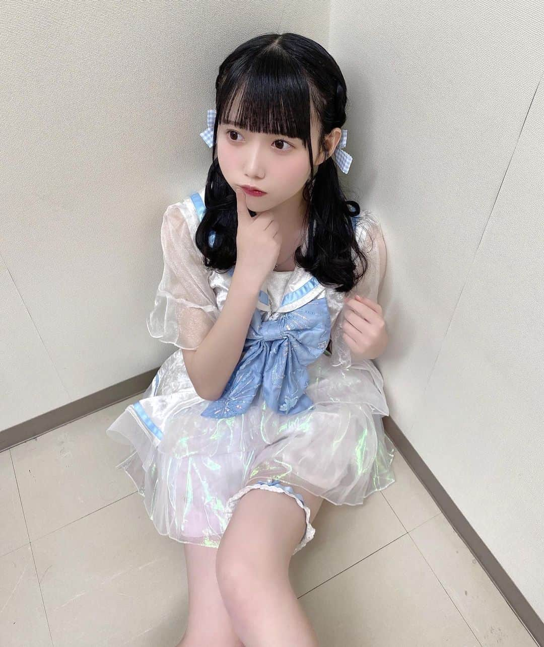 新居歩美のインスタグラム：「巻き髪全然似合わないね  .  #アイドル #アイドル衣装 #アイドル前髪 #ヘアアレンジ #黒髪ロング #黒髪女子 #黒髪ヘアアレンジ #ストレートアイロン巻き #ツインテール #ツインテールアレンジ #ガーター」