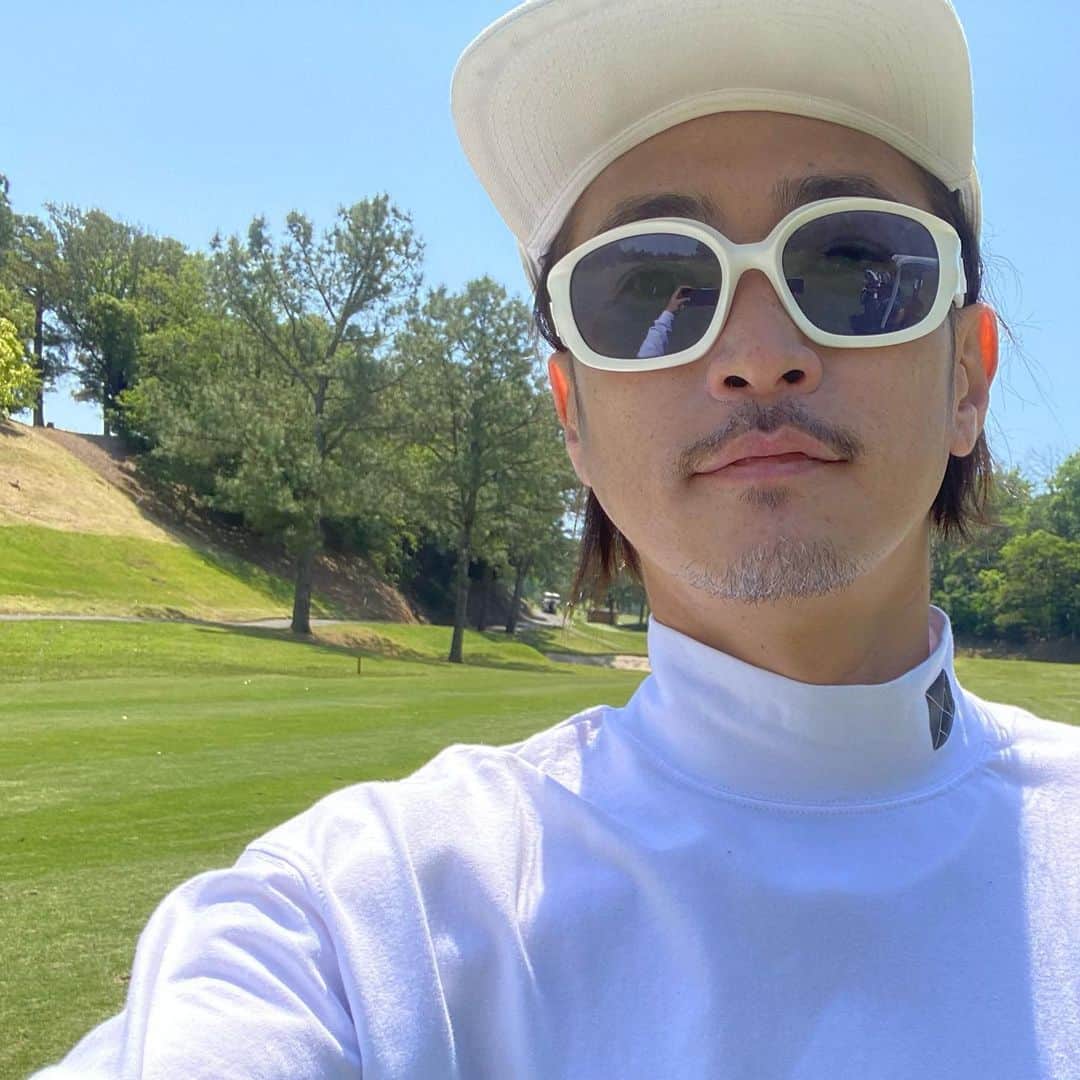 窪塚洋介のインスタグラム：「自己ベスト 125 着実に コツコツと🏌️‍♂️ 一歩一歩、最初の一歩 最初の一歩が永遠に続く。 それだけ。 8月までに100切る⛳️  世界で社会でナニが起きようが、 自分の道を歩いてゆくだけ。 誰の為の人生じゃない。 まずは自分の人生の為の、 かーら〜の誰かの為の。になる。 バンカーも池もOBもある、 アッチ行ったりコッチ行ったり、 余裕がある時は仲間の球探したり。 でも いつも冗談かまして、笑顔で、 楽しもうぜって。 それって人生やん。  すべてはバランス。押忍。」
