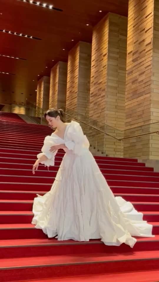 青柳文子のインスタグラム：「動画で見た方がドレスはやっぱり綺麗ですね💍先日の @juno_weddingdress の撮影です。  2着目@ラ・フェットひらまつ  VIKTOR&ROLF mariageのドレス👰‍♀ モードな花嫁もいいですね。。！  ドレスネームは”DIANA DREAM" その名の通りプリンセス・ダイアナにインスピレーションを得て生まれた一着だそうです。  トレンドでもある大きなバブルスリーブがとてもアイコニックで、それをキュッと結んだグログランのリボンと、そこから生まれるギャザーまでもが計算され、タフタの素材の良さを引き出すポイントとなっております。。！  大階段や天井の高いパーティー会場など、開放的な空間のウェディングにおすすめだそうです。  #juno #junowedding #junoweddingdress #ジュノ @juno_weddingdress @juno_osaka @viktorandrolfmariage」