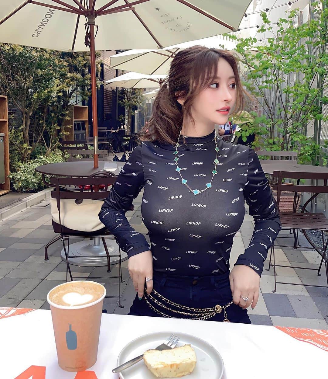藤咲めいのインスタグラム：「あったかくなってきたあ☺️💖  テラスでカフェ出来るの幸せだね☕️🍰 . . #cafe #テラス #チーズケーキ #広尾カフェ #ポニーテール #ファーベスト #チェーンベルト #chanel #春メイク #ヴァンクリーフアーペル」