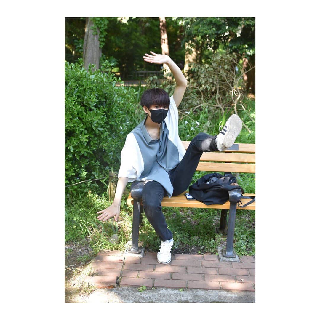のインスタグラム：「・ 5月3日で19歳になりました！ 沢山のお祝いのメッセージありがとうございました！😊  19歳の目標は2000個くらいあるんですけど、その中でもTikTokを頑張っていきたいと思ってます！  何歳になってもおふざけ少年ですが、いつまでも応援しててください📣 19歳も全力で駆け抜けるぞ〜〜  #誕生日  #井の頭公園  #19  #03」