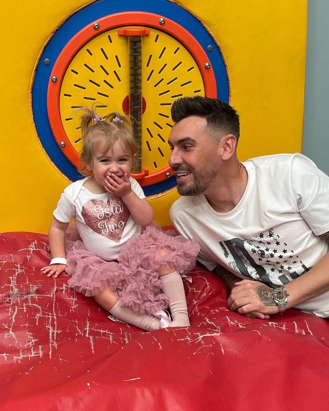グラント・ホールのインスタグラム：「Wishing my little angel a very happy 2nd birthday ❤️🎂🎉 you are such a beautiful and happy child and I’m so blessed to have you as my daughter, please stop growing so quickly princess 😥 I love you to the moon and back 💖 x」