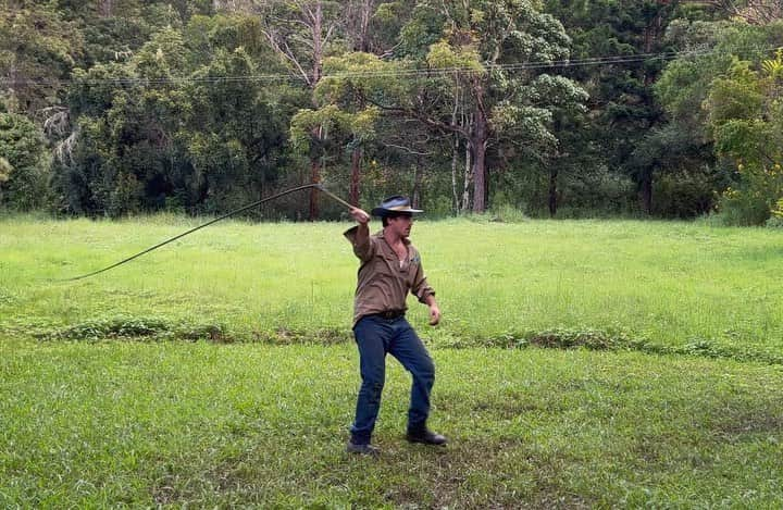 ローガン・ハフマンのインスタグラム：「I always try to get three new hobbies a year. This is my newest one. Whipcracking.」