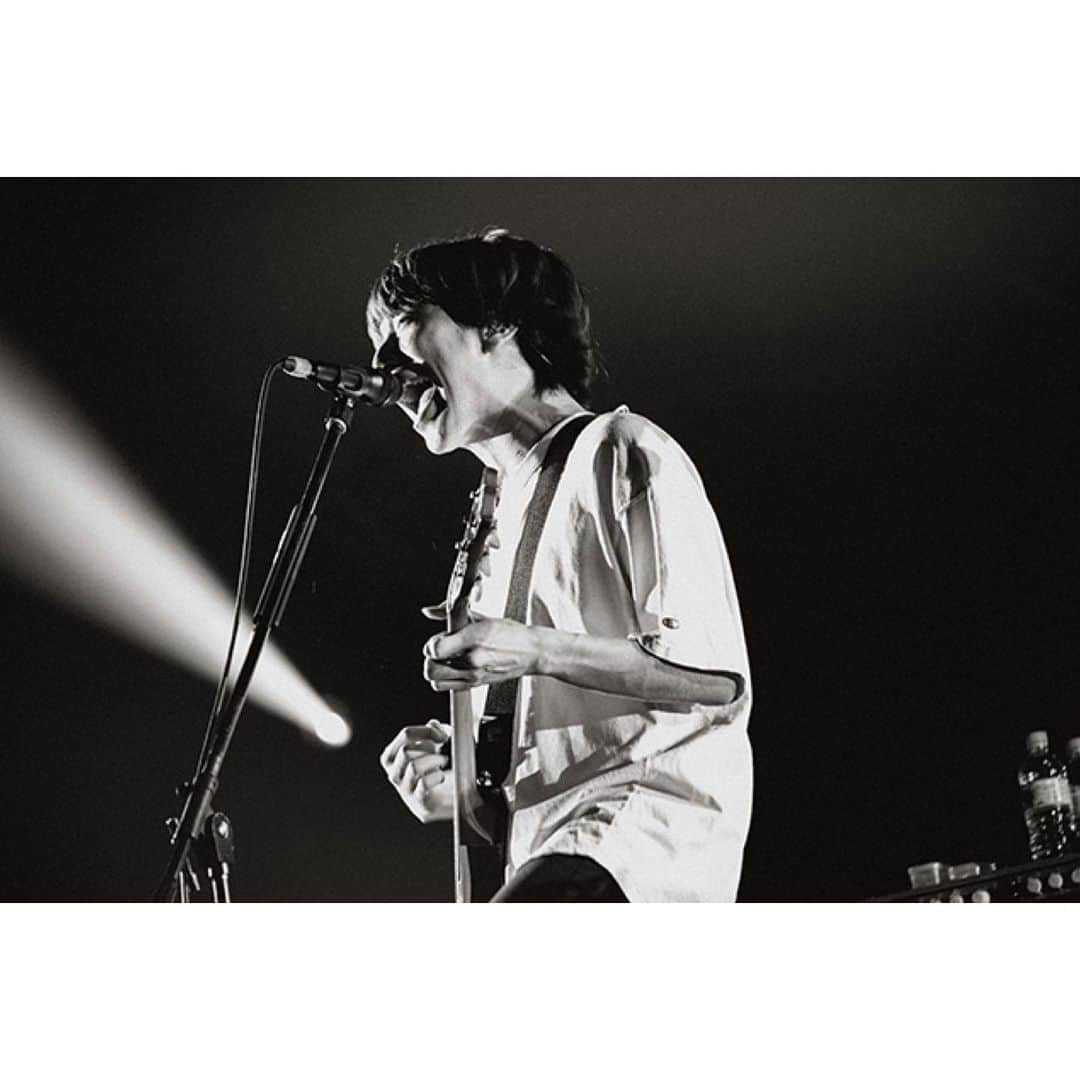 のインスタグラム：「VIVALA ROCK 2022、JAPAN JAM 2022、共にMy Hair is Badの出番は終了しました。本当にありがとうございました！個人的には両日全く違うステージになって良かったと思ってます。ちゃんと疲れてよく眠れる日にしてください、とステージの上で言いました。「眠れば　なにも　わからない　なにも　感じない」っていうのは涅槃だったんだ…と最近わかりました。楽にいられる場所やコツを知っていても、人を傷つけたことや失敗や反省から逃げるのはなんかおかしいな…というかかっこわるくて…僕は不自由を感じていないと逆に生活が乱れて、気兼ねない自由だけだとこんなに心を病むんだな…とも思ってます。改めて、思いやりを第一に素直を振りかざせたらいいなと思います。思いやりをルールに、素直でプレイしていきたい…日々反省しています。次優しくいられるように成長します。現場でも私生活でも出会う人たちに沢山いただいてます！あったかくいたいです。あったかさを表現するときにはとんでもない冷たさもいることは忘れない…今月まだまだライブあるからよろしくねー！」