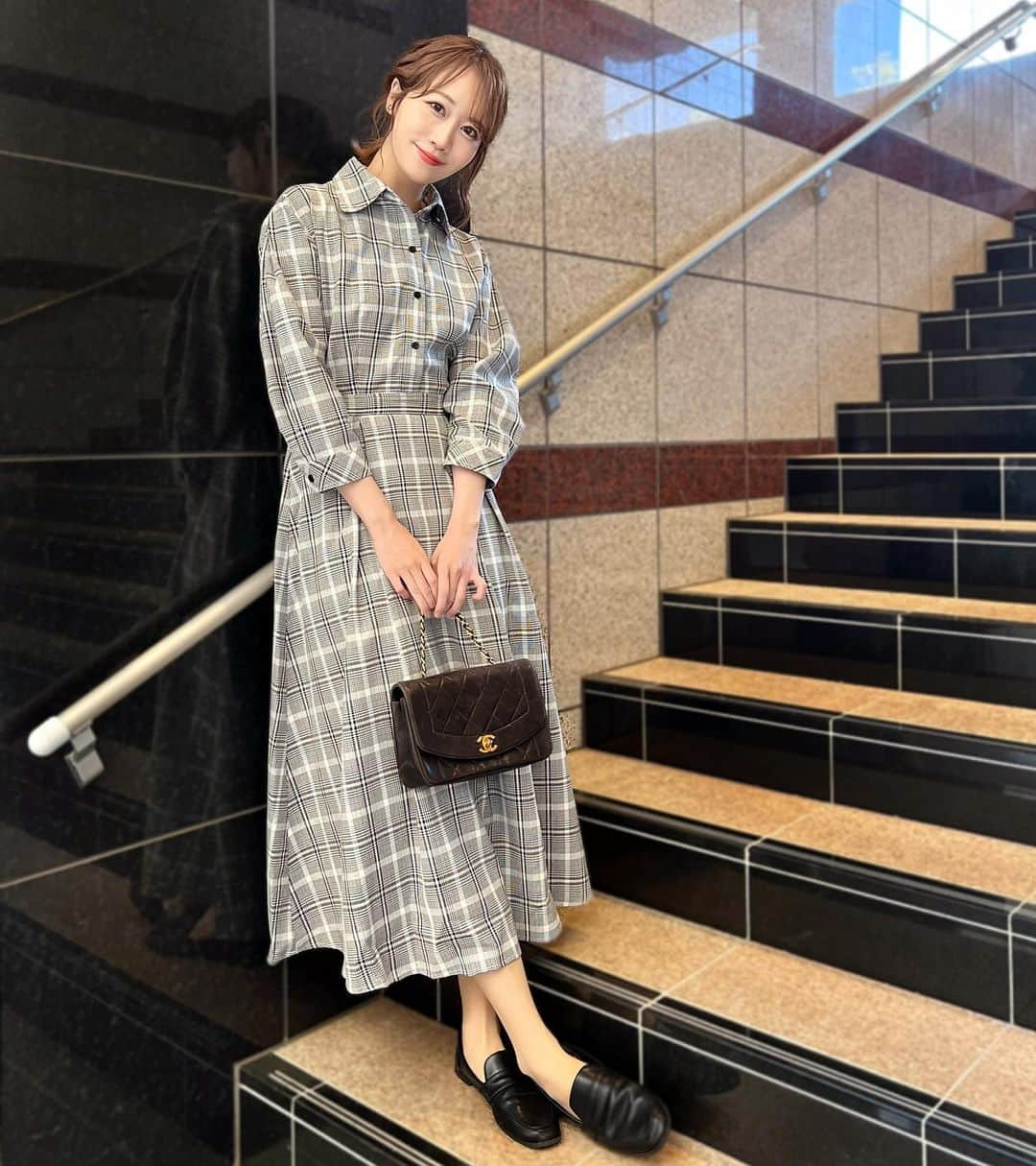 佐藤瀬奈さんのインスタグラム写真 - (佐藤瀬奈Instagram)「⠀ モノトーンコーデ🖤⠀ ⠀ dress. @naracamicie_jp  shoes. @vivian_collection_official  bag. @chanelofficial ⠀ ⠀ この日はちょっとレトロに🐇🕰 #ナラカミーチェ のワンピースはシルエットが すごく綺麗で、着ているだけで気分が上がる🥰⠀ ⠀ 小物合わせでカジュアルにもキレイめにもなるから 様々な場面で着られそう♡ ・ ・ ・ #モノトーンコーデ  #naracamicie  #レトロコーデ  #シャツワンピース #chanelbag#viviancollection  #ママコーデ#きれいめコーデ  #きれいめカジュアル  #mamagirl #ワンピースコーデ  #ワントーンコーデ」5月4日 20時15分 - senapuu