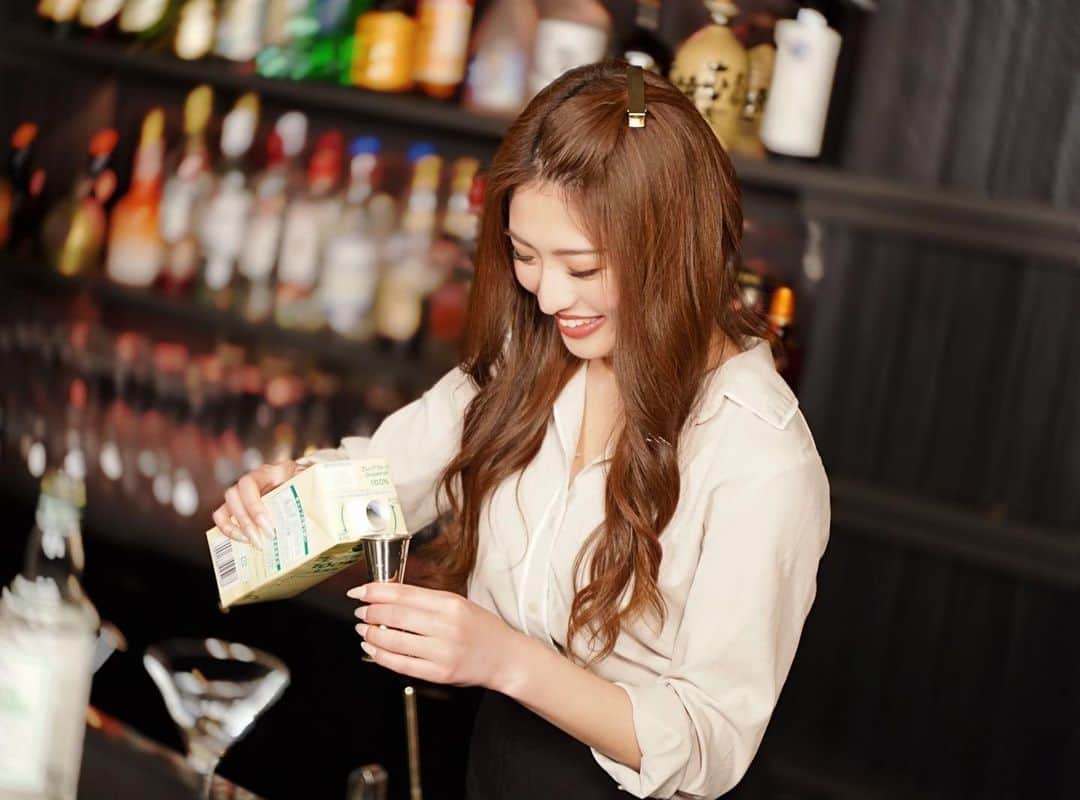 MIYABIのインスタグラム：「💜BFチャンネル💜  今回は普段まなみさんも働いている　BAR アロゴさんでお仕事を体験させて頂きました👯‍♀️  念願のシャカシャカ振るバーテンダー🤵🏼‍♀️💜 やってみたかったんだぁ😚  お酒ってこ〜んなに種類ある事にビックリしたし、作る人によって味も変わってくるのね🤔  まなみさん教えて頂きありがとうございました🙏💕  みんなは何のお酒が好きっ？🍸  YouTubeにもコメント待ってるね💋」