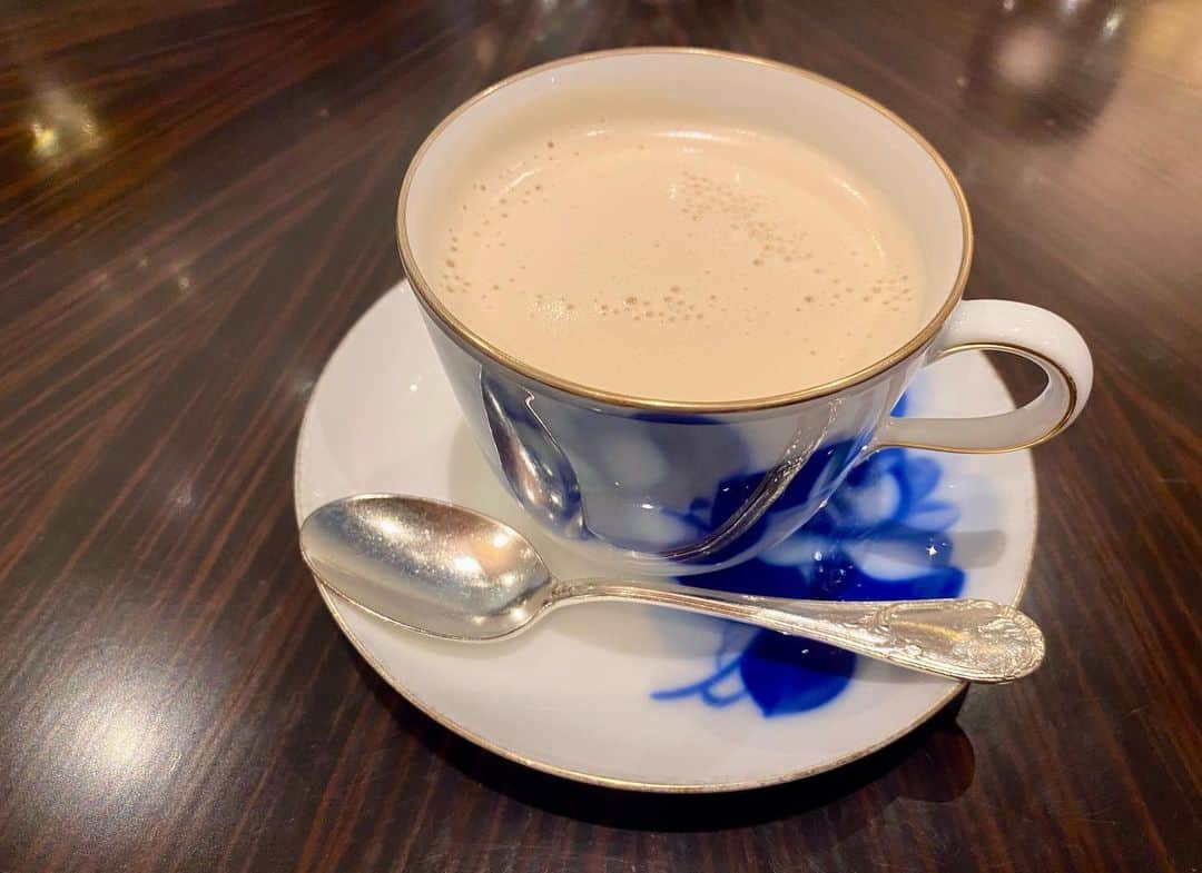 柴田美奈さんのインスタグラム写真 - (柴田美奈Instagram)「青い食器、とっても素敵🫖  #ロイヤルミルクティー」5月4日 20時16分 - mina__shibata