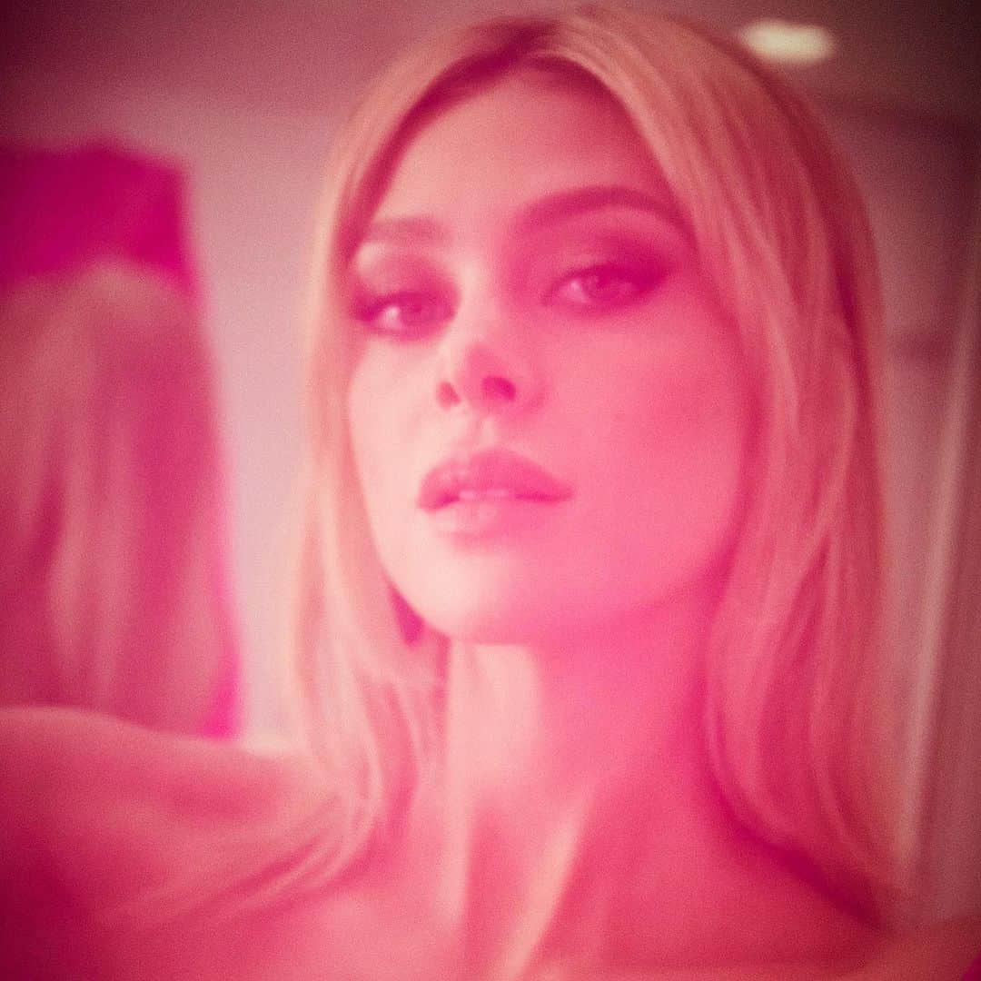 ニコラ・ペルツのインスタグラム：「I only work out in couture」