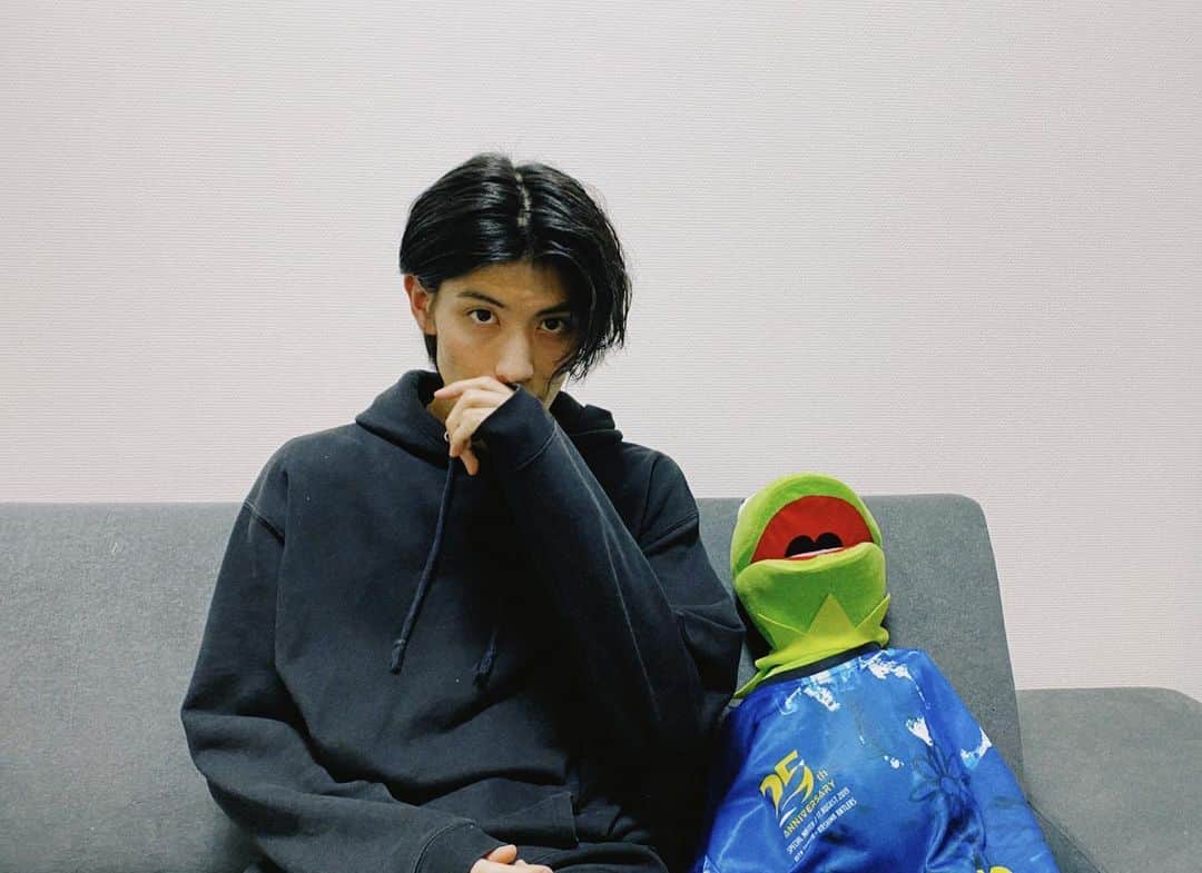 けいとのインスタグラム：「🐸  #これがなんなのか僕は知らない」