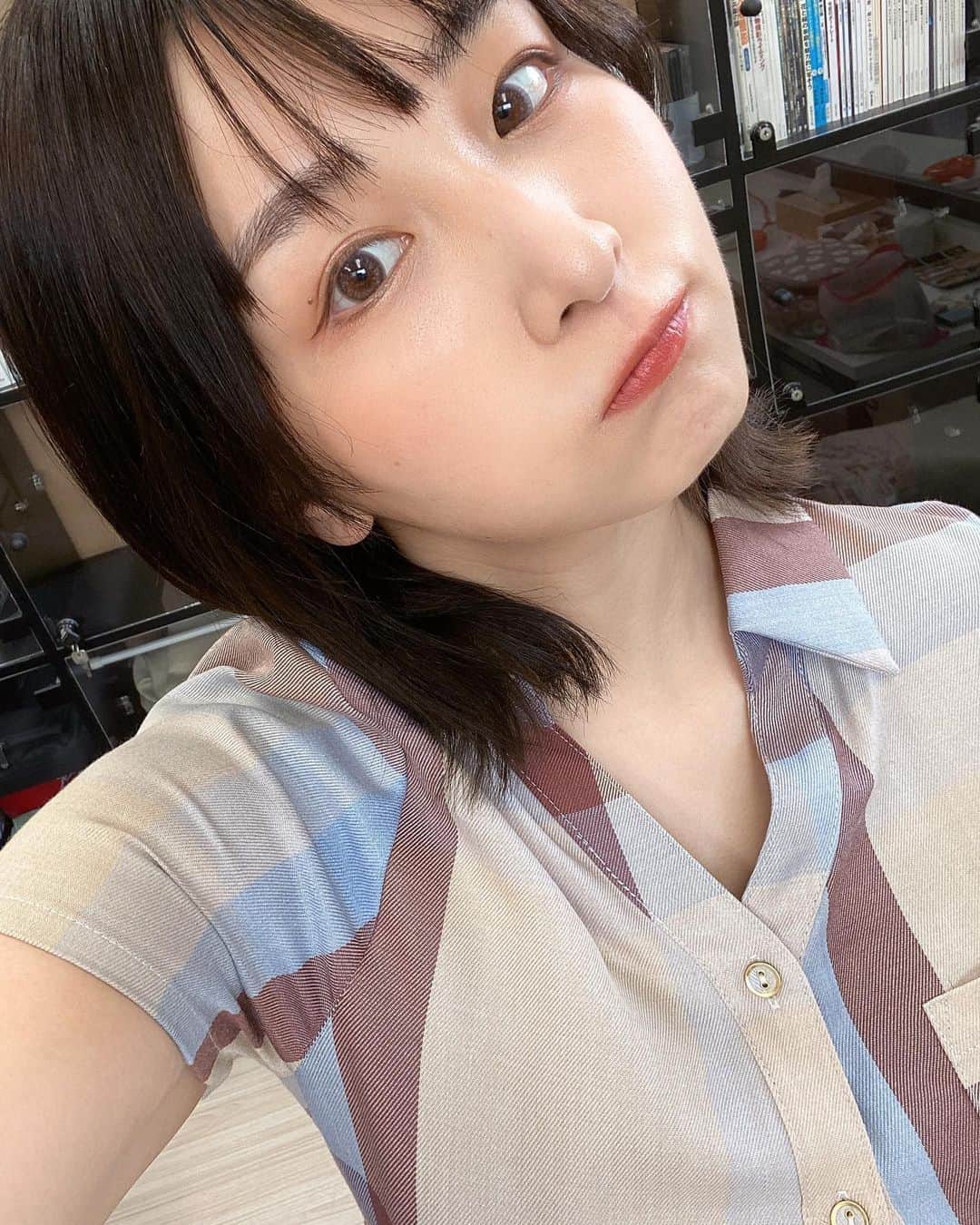 吉田実紀のインスタグラム：「6月に主演舞台が決まりました👏👏👏 明日の10:00より予約開始です❤️‍🔥  AUBE GIRL’S STAGE第9回公演 「シンギュラリティ・ゼロ」 2022年6月22日(水)～26(日) ＠萬劇場  ■ストーリー 「AIはいずれ人間を超える。」 20XX年、人間社会は「感情」や「意志」を持つAIアンドロイドとの共存社会に移行していた。 AIを厳しい監視下に置き、共存を図っていたが、悪意をラーニングしたAIの暴走も多発。 事態を鎮静化するため、AIアンドロイドの開発を手掛ける天才科学者・春乃美理愛が立ち上がる。  ■劇場 萬劇場 （JR山手線・大塚駅から徒歩7分）  ■タイムテーブル  みけはサイエンスチーム 【サ】のみの出演です💙  6月22日(水)19:00【サ】 6月23日(木)19:00【イ】 6月24日(金)14:00【サ】★・19:00【イ】★ 6月25日(土)13:00【サ】★・17:00【イ】★ 6月26日(日)12:00【イ】★☆・16:00【サ】★☆  ※★は配信あり ※☆は千秋楽限定、5円玉入り大入り袋プレゼント(実質5円引き)  ■チケット料金 S指定席：5,900円(税込) A自由席：4,700円(税込) 学生券：3,500円(税込) 配信：2,980円(税込)  ※S指定席ご購入のお客様には、もれなくチーム全員で撮影した全員のサイン入りポラロイド写真をプレゼント ※S指定席は前2列、席番はご入金順に前・真ん中からこちらで割り振りさせていただきます ※来場・配信チケットは全て事前決済のみ（クレジットカード決済・銀行振込） ※両チームをご観劇の場合は36人全員が映ったポラロイド写真（サインはなし）をプレゼント（要半券2枚）  ■チケット取扱い リモゲキ！ https://www.remote-theater.com/  ■チケット発売開始 5月5日(木・祝)10:00  ■ホームページ AUBE GIRL’S STAGE公式サイト https://www.aube-girlsstage.com/ 今公演特設サイト https://www.aube-girlsstage.com/singularity/」