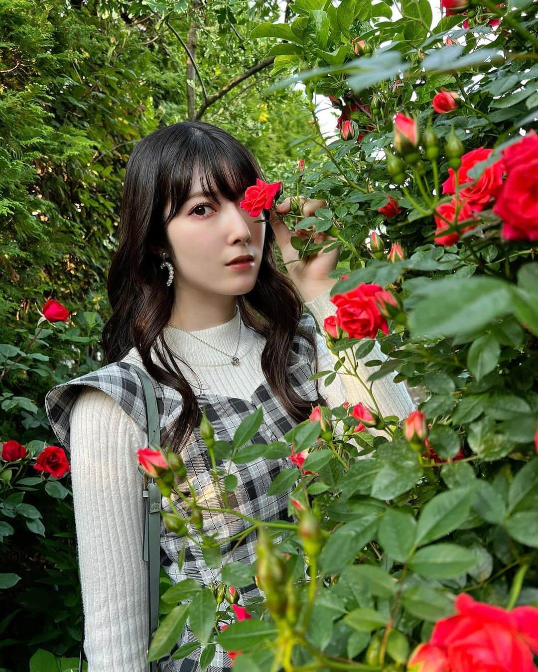 日下部美愛のインスタグラム：「🌹💐🌷🥀 ⁡どれが好き？  #photo #japan #model #me #hair #fashion #selfie #makeup  #followme #instagood #camera #instadaily #dailylook #사진 #데일리  #데일리 #셀카 #메이크업 #아이돌 #일본 #일본여자」