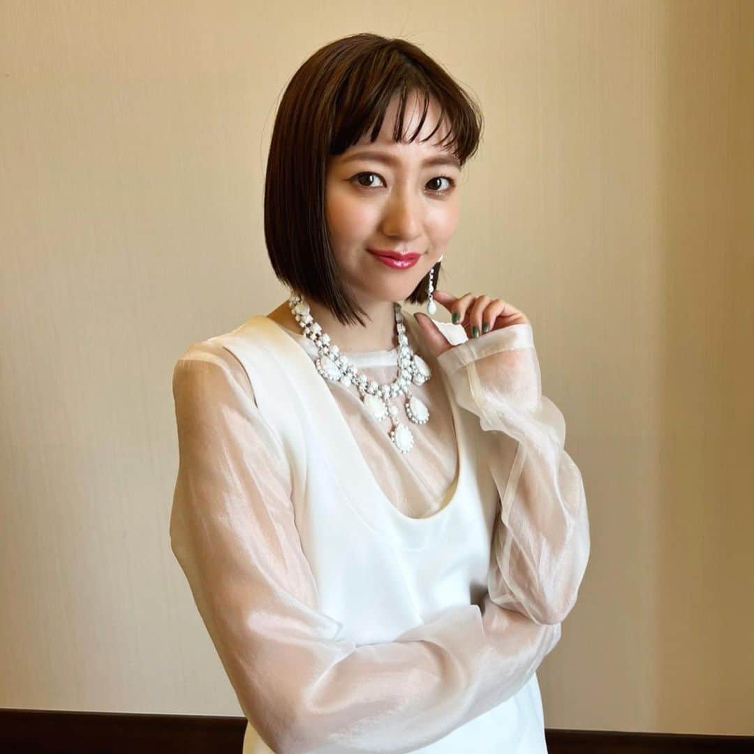 伊藤千晃のインスタグラム：「今日は約3年ぶりに地元名古屋でトークショーができて嬉しかったよ🥰 ⁡ 来てくれたみんなありがとう❤️ ⁡ 1部の衣装はホワイトコーデで爽やかに✨ ⁡ #ホワイトコーデ #春コーデ  #153cmコーデ」