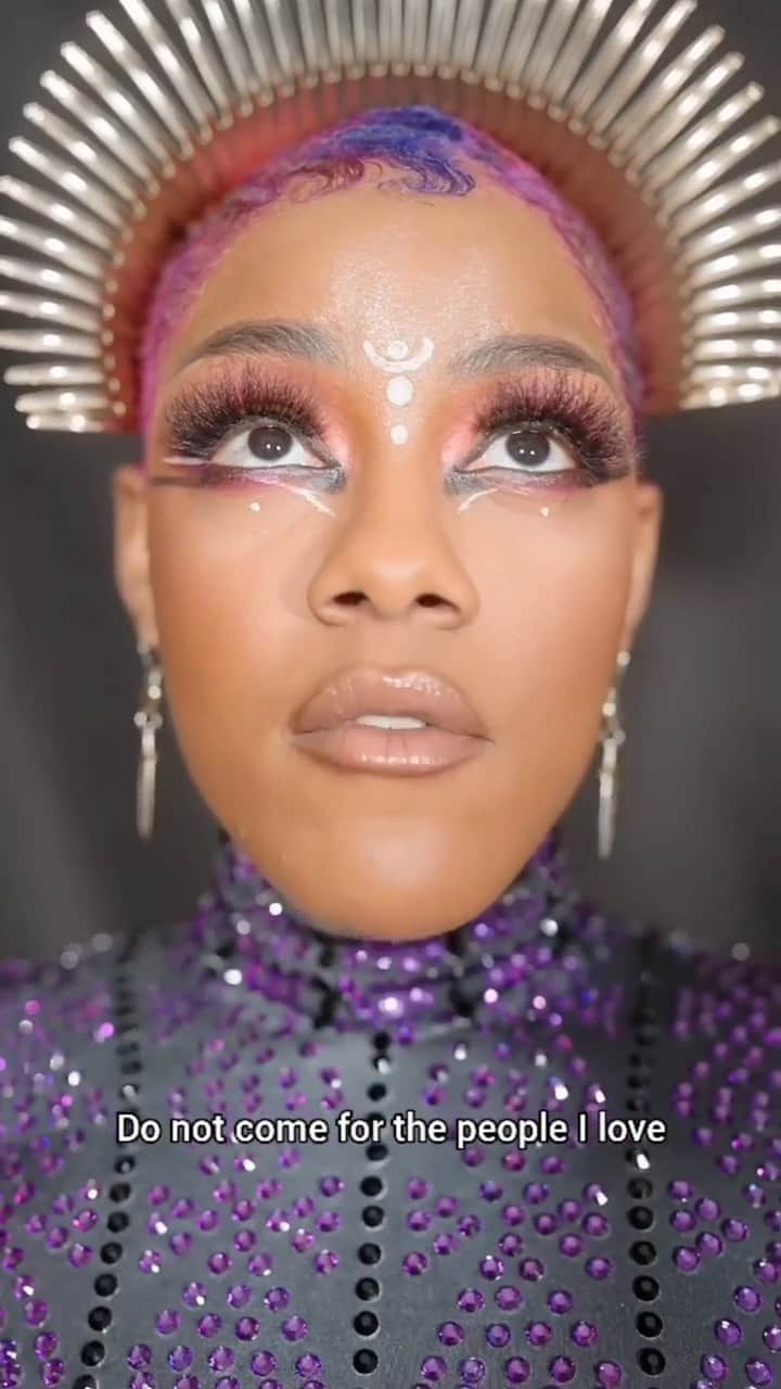 ケリー・ウォルシュ・ジェニングスのインスタグラム：「PRESENCE ✨ NOTED ✨  The King’s Affirmations ❤️‍🔥  @in.iko outstanding 🙏」