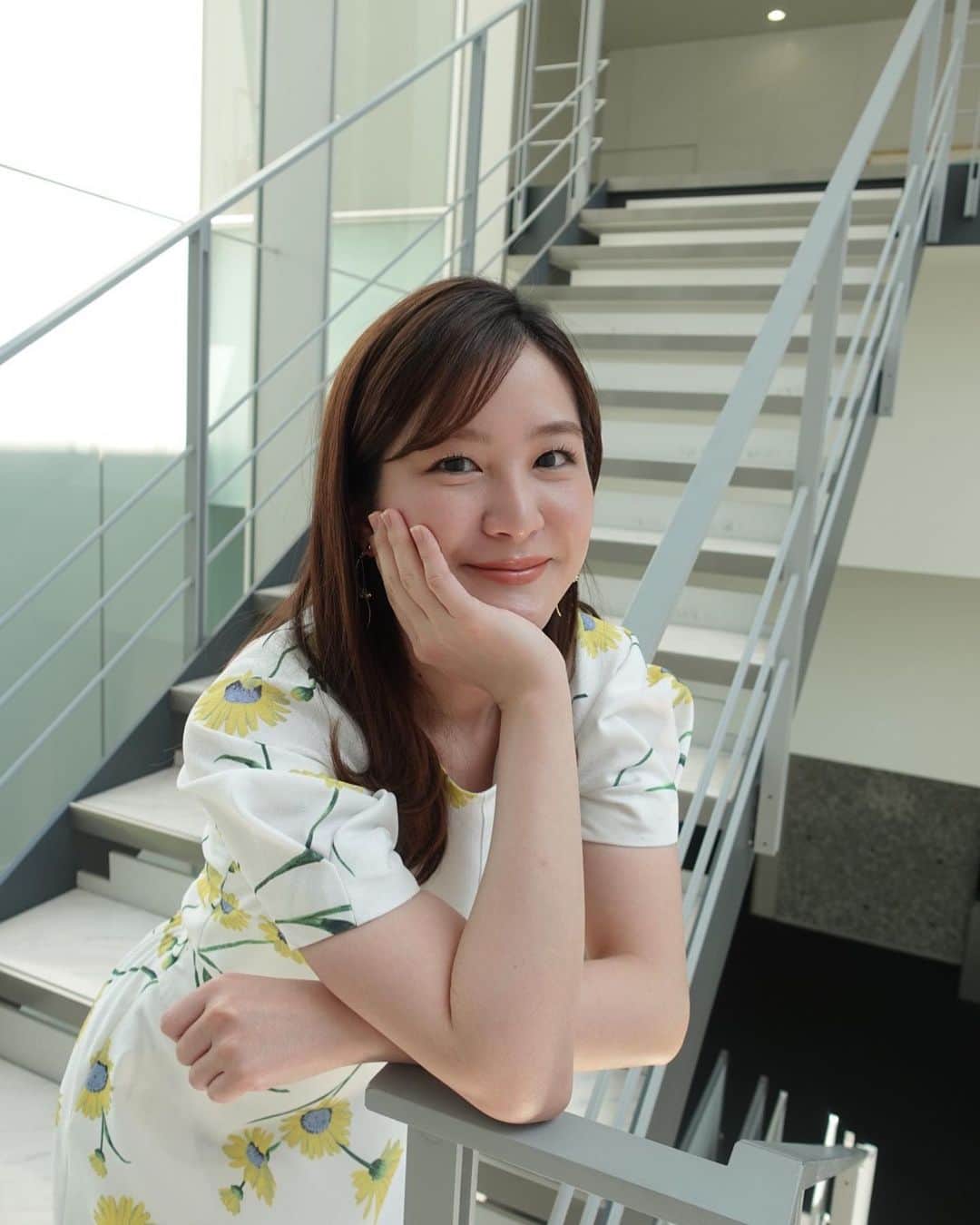 のインスタグラム：「レトロかわいい衣装でした🌻 80年代アイドル風ポーズ♡ …になっているかはわからないですが🥺笑 #ワイドスクランブル  ブラウス･スカート @m_maglie_le_cassetto_official アクセサリー @tree.accessory #アナウンサー#衣装#gw#セットアップ#fashion #ootd #アイドル 風」