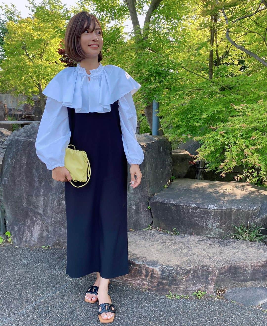 黒宮ニイナのインスタグラム：「今日はいいお天気☀️で暑かったので 届いたばかりのおニューサンダル🩴おろしました✨  某ハイブランドにちょっと似てる😅 @zara のはお値段も可愛くて使える✨本当はグルカサンダルが欲しかったけどまたもや今年も買いそびれた😅 今年は色々なブランドから出てるから ちょっと吟味して買いたいなぁ！  そして、今日もこのブラウス🤍 ジャンバースカートに合わせたらやっぱり可愛かった🥰  #春コーデ #ママ #2児ママ #2人育児 #男の子ママ #女の子ママ  #小学生ママ #幼稚園生ママ #ママコーデ #ママファッション #30代コーデ #大人コーデ #シンプルコーデ #モノトーンコーデ #白黒コーデ  #きれいめコーデ #ブラウスコーデ #outfit #coordinate #springcoordinate #mama #mamacoordinate #mamafashion  #gypsohila #bonjoursagan #eslow #zara  #partegram」