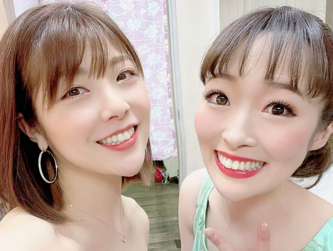 安達星来さんのインスタグラム写真 - (安達星来Instagram)「劇団東少presentsミュージカルコンサート 無事に終演いたしました✨  このような状況下ですが、たくさんの方々にご覧いただきました🥰満席のお客様に思わずうるっとしました。  ご来場いただきましたみなさま、 本当にありがとうございました🌷  東少さんの作品に携わらせていただくと、心が清められるといいますか、本当にあったかい気持ちになります。 そしてどの作品にも気持ちがメッセージがたくさんあって、出演している側も胸がきゅっとなります。  今回は出演させていただいた「シンデレラ」「人魚姫」「孫悟空」から数曲歌わせていただきましたが、他にもたくさん素敵な作品楽曲があって、他のキャストの方々のパフォーマンスを見ていてもワクワクドキドキ感激しました。  観てくださったみなさまにも届いていたら幸いです☺️  素敵なキャストのみなさま、スタッフのみなさま、そしてお客様。このような機会に感謝でいっぱいです。  本当にありがとうございました💐 またお会いできる日まで...💓  星来⭐️  #劇団東少 #北沢タウンホール 写真①出演者の皆様と💓 写真②実は初共演！まこちゃんこと小川麻琴ちゃんと💓 写真③るみさんこと瀬戸内美八さん💓るみさんには赤毛のアンで私がアンを演じさせていただいた時に、るみさんがマリラさん✨それ以来とてもお世話になっております。 写真④おなじみ！ひろみこと空乃みゆちゃんと💓私服ショット。あれ？！洋服がなんだか似てる？！笑  写真が撮れなかった方がたくさんでしたが💦😭 ありがとうございました👗」5月4日 21時46分 - seira_adachi