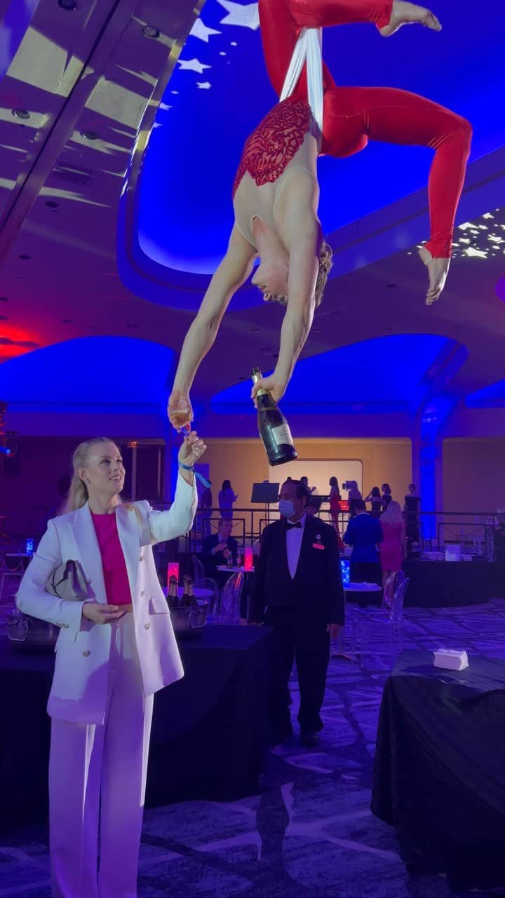 マディソン・ハベルのインスタグラム：「A casual flute of Champagne 🍾  @teamusa」
