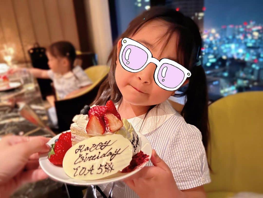近藤千尋のインスタグラム：「happy birthday🎂🫶🏻💕 TOA🤍🤍🤍 今日で、長女5歳になりました❣️ 明るくお調子者で、でも 太田家ではリーダー的存在。笑 パパママよりしっかりしていて 助けられてばかりです🫡❤️ じぃじばぁばとお祝いが出来て 本当に幸せそうな十愛を見て 本当にうれしかったなぁ😢✨🤍  そして今日ご飯中に気付いた 小指の形が全く一緒！笑！ 角度まで、、、🥹♥️ 遺伝ってすごい！！！笑 小指をまじまじと見たことが無かったから 家族で大爆笑でした😂😂😂  これからも、一緒に 楽しい人生になるように 笑いながら過ごしていこうね🥰💕  生まれてきてくれて、 あなたのママに選んでくれて ありがとう❣️☺️ 愛してるよ、十愛💕  @toranomonedition ディナー🍽も最高でした、、♥️」