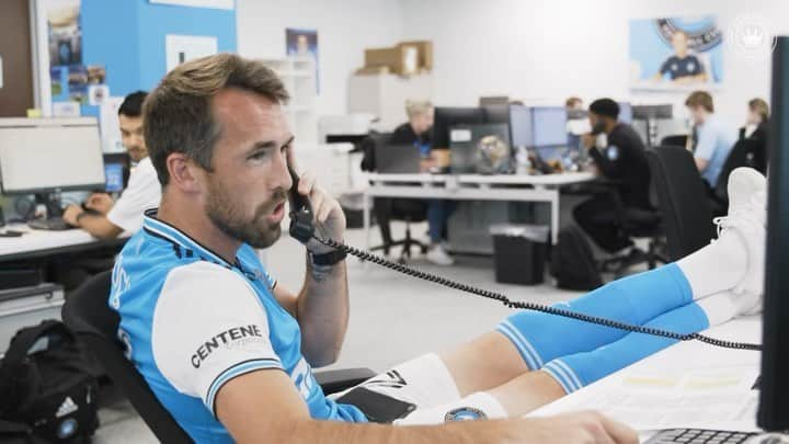 クリスティアン・フックスのインスタグラム：「Tickets sales? Fuchs to the rescue… 😂  🎥 FULL VIDEO OUT TOMORROW  #NoFuchsGiven」