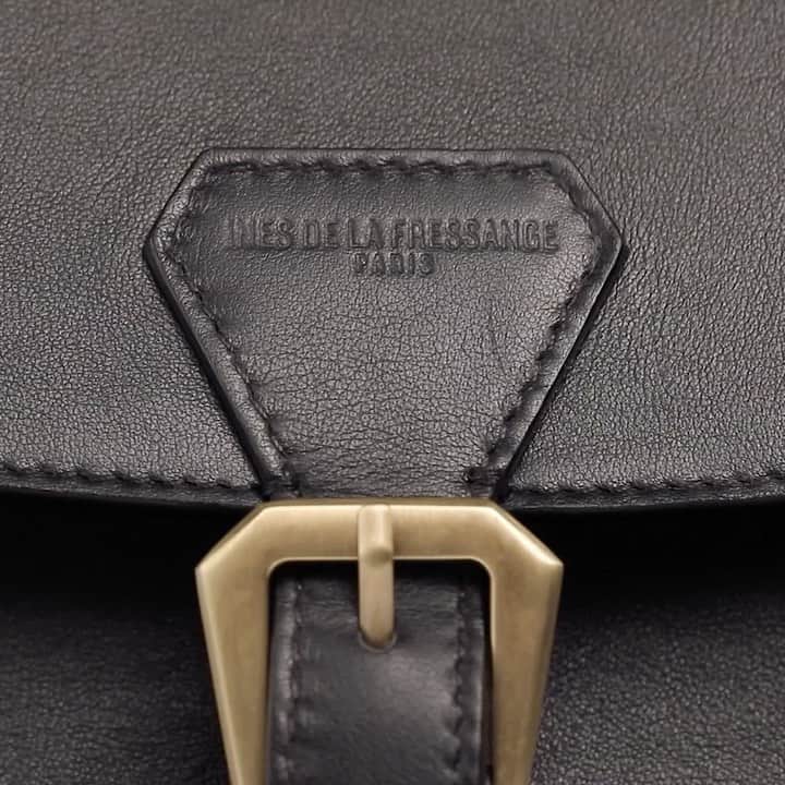 イネスドゥラフレサンジュのインスタグラム：「Un sac iconique 🖤 Le sac Flâneur, avec sa couleur noire, ses courbes arrondies et son cuir lisse, est un sac trotter pratique, à l’élégance discrète et intemporelle pour chacun de nos moments de vie. Le Flâneur existe aussi en bien d’autres couleurs raffinées et en format mini "Le baby Flâneur" pour emporter juste l’essentiel... - An iconic bag 🖤 The Flâneur bag, with its black color, its rounded shape and its smooth leather, is a practical trotter bag, with discrete elegance and timeless for each of our life moments. The Flâneur also exists in other refined colors and in mini size too "The baby Flâneur" to carry all essentials...  www.inesdelafressange.fr  #inesdelafressange #inesdelafressangeparis」